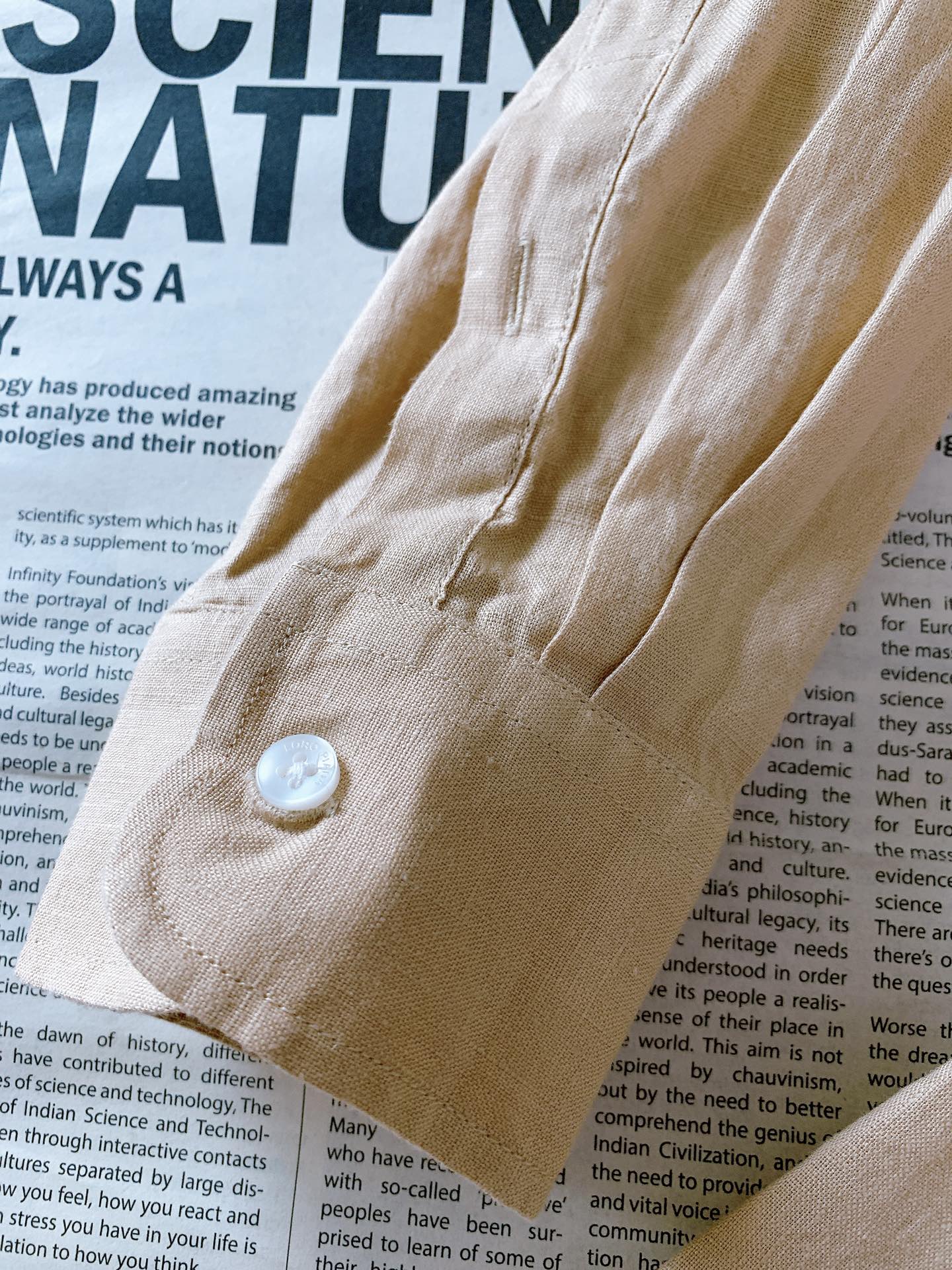 
LoroPiana L.P 休闲亚麻衬衫👔
经典版型衬衫怎么穿都好看，lp。衬衣很讲究品质，经典的款式