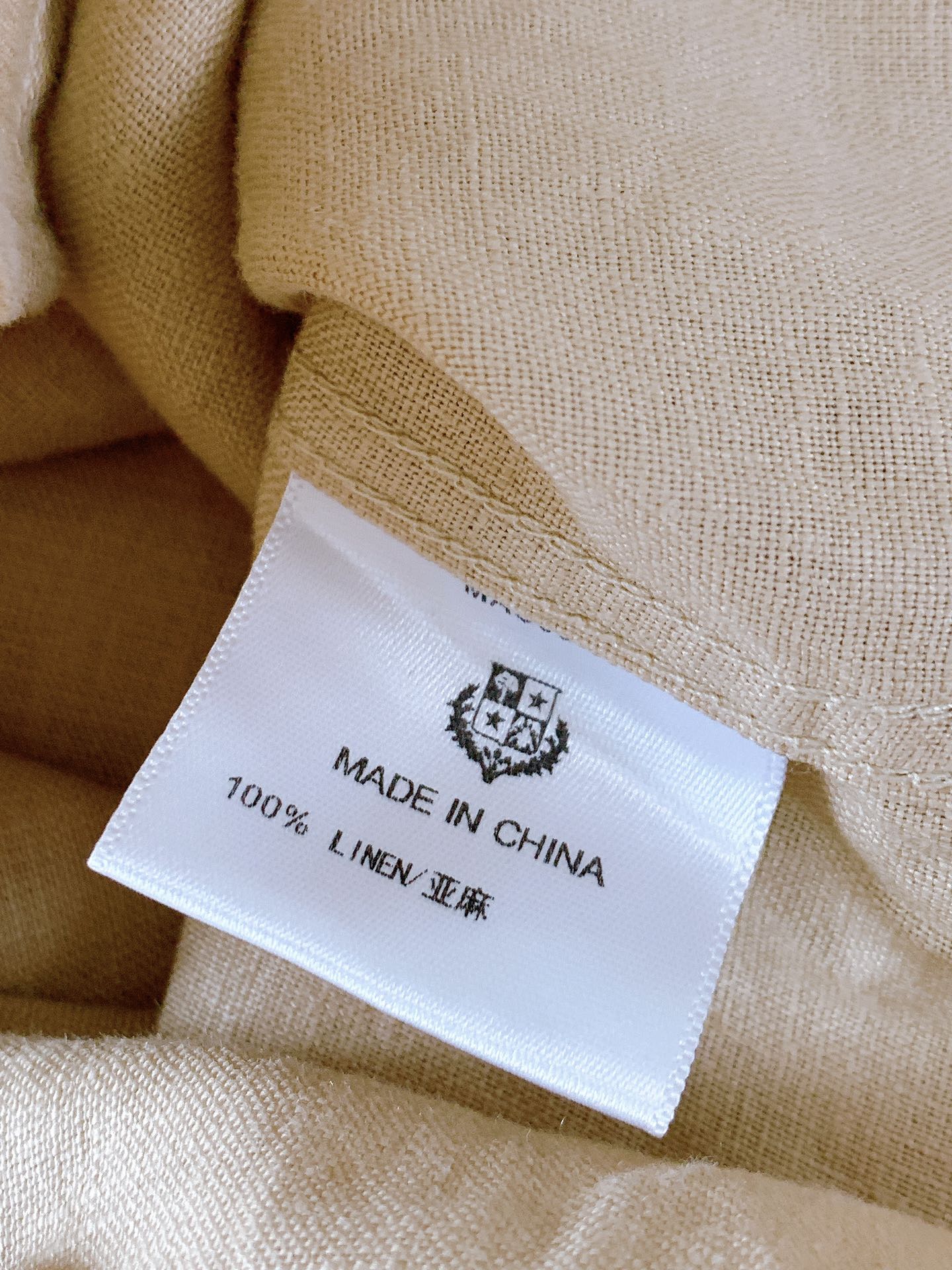 
LoroPiana L.P 休闲亚麻衬衫👔
经典版型衬衫怎么穿都好看，lp。衬衣很讲究品质，经典的款式