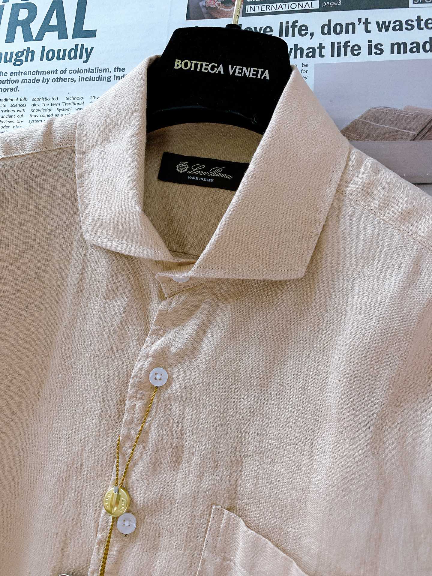 
LoroPiana L.P 休闲亚麻衬衫👔
经典版型衬衫怎么穿都好看，lp。衬衣很讲究品质，经典的款式