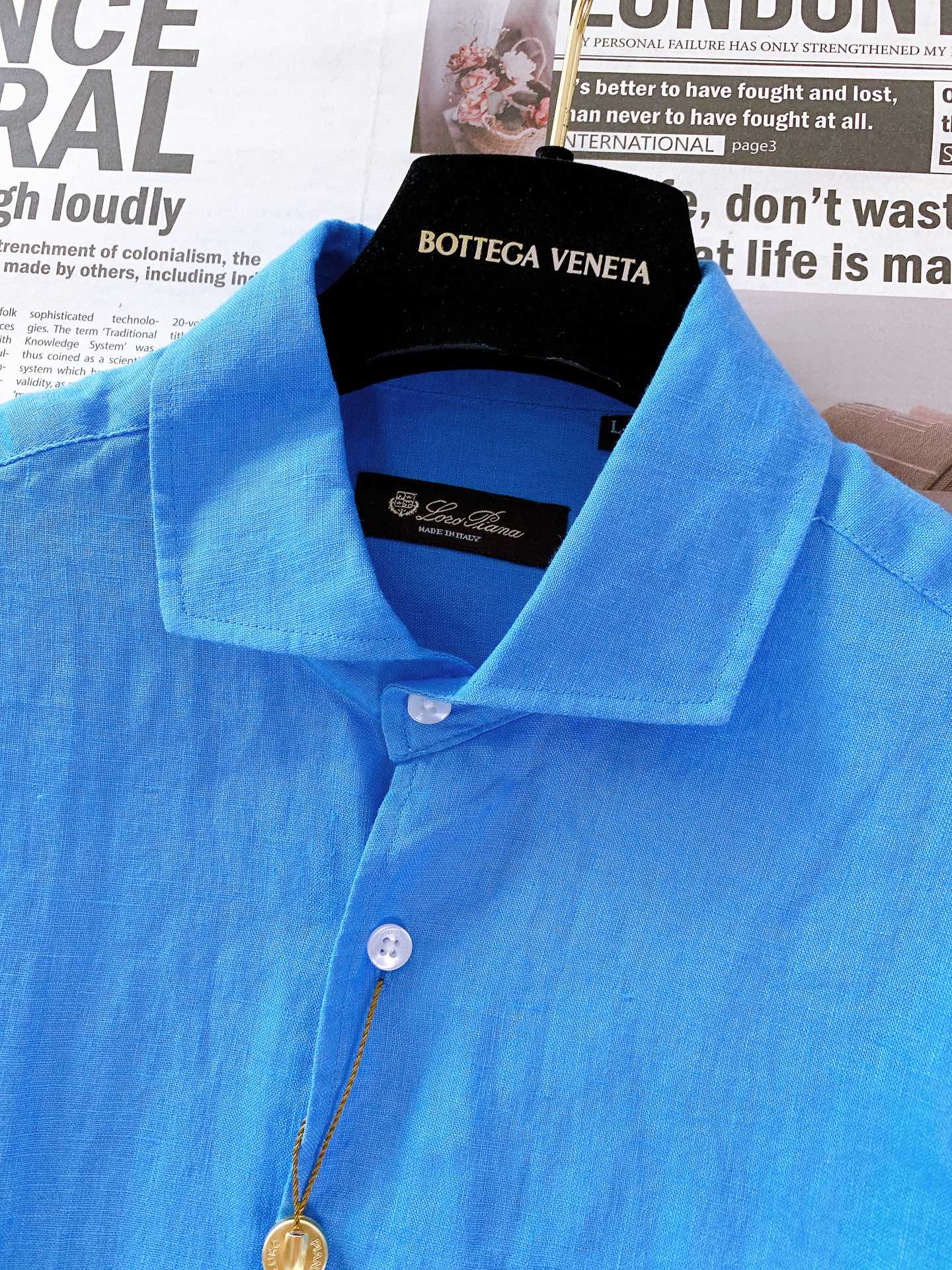 
LoroPiana L.P 休闲亚麻衬衫👔
经典版型衬衫怎么穿都好看，lp。衬衣很讲究品质，经典的款式