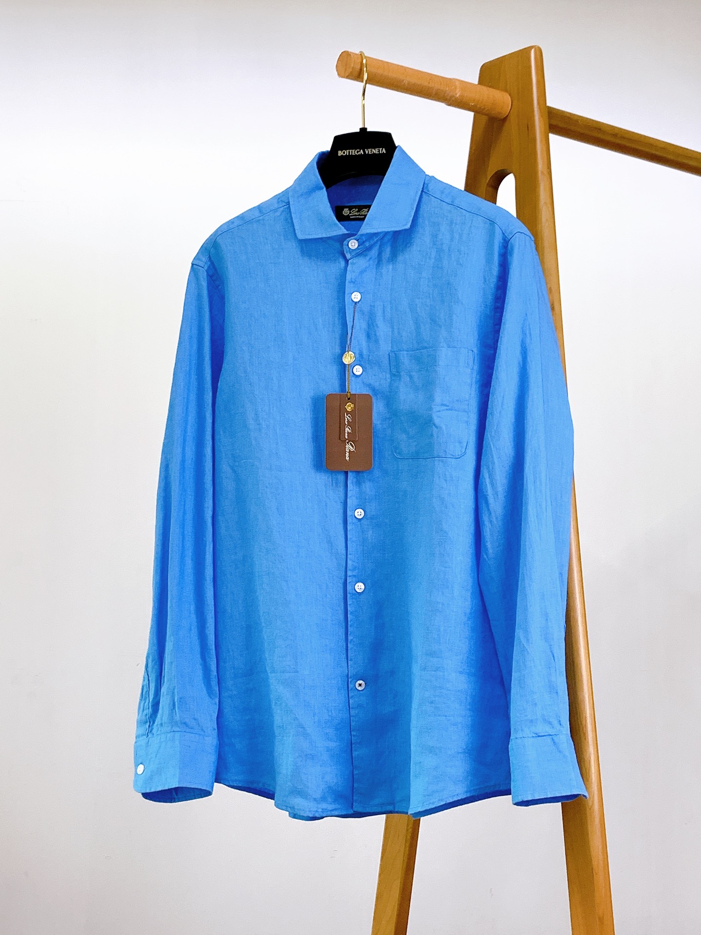 
LoroPiana L.P 休闲亚麻衬衫👔
经典版型衬衫怎么穿都好看，lp。衬衣很讲究品质，经典的款式