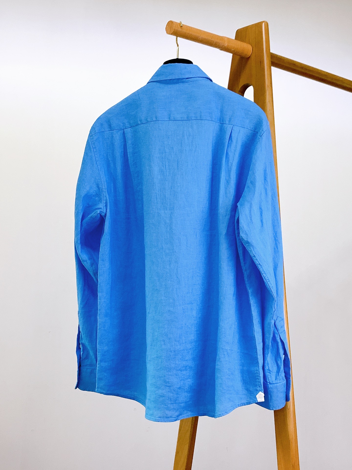 
LoroPiana L.P 休闲亚麻衬衫👔
经典版型衬衫怎么穿都好看，lp。衬衣很讲究品质，经典的款式