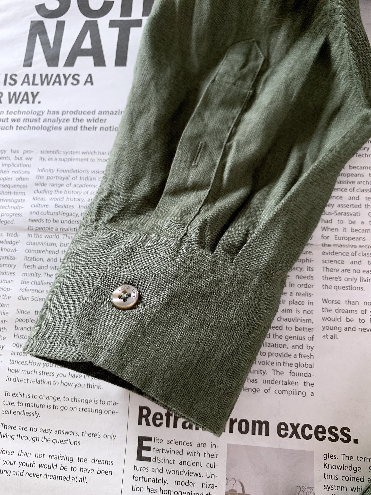 
LoroPiana L.P 休闲亚麻衬衫👔
经典版型衬衫怎么穿都好看，lp。衬衣很讲究品质，经典的款式
