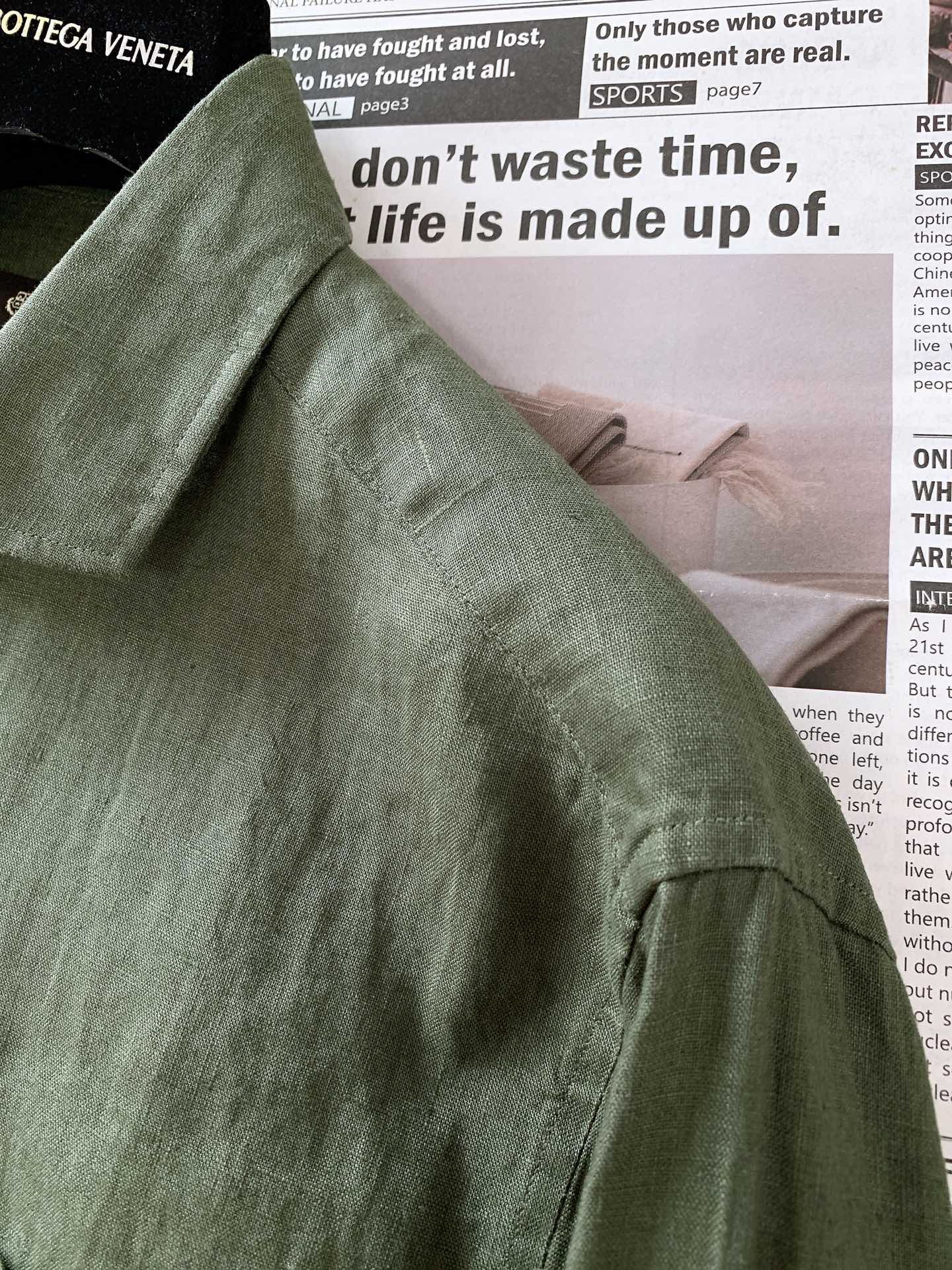 
LoroPiana L.P 休闲亚麻衬衫👔
经典版型衬衫怎么穿都好看，lp。衬衣很讲究品质，经典的款式