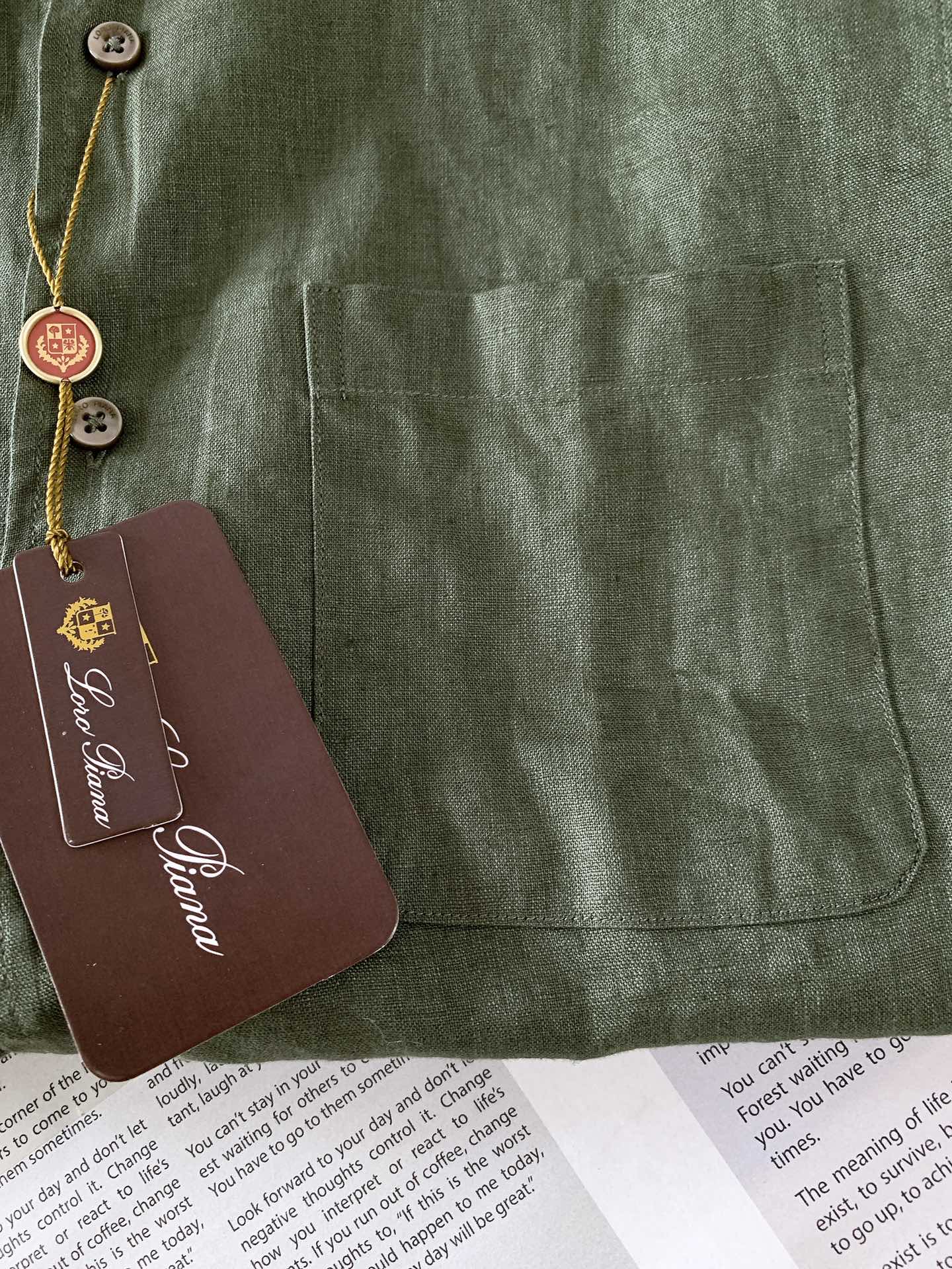 
LoroPiana L.P 休闲亚麻衬衫👔
经典版型衬衫怎么穿都好看，lp。衬衣很讲究品质，经典的款式