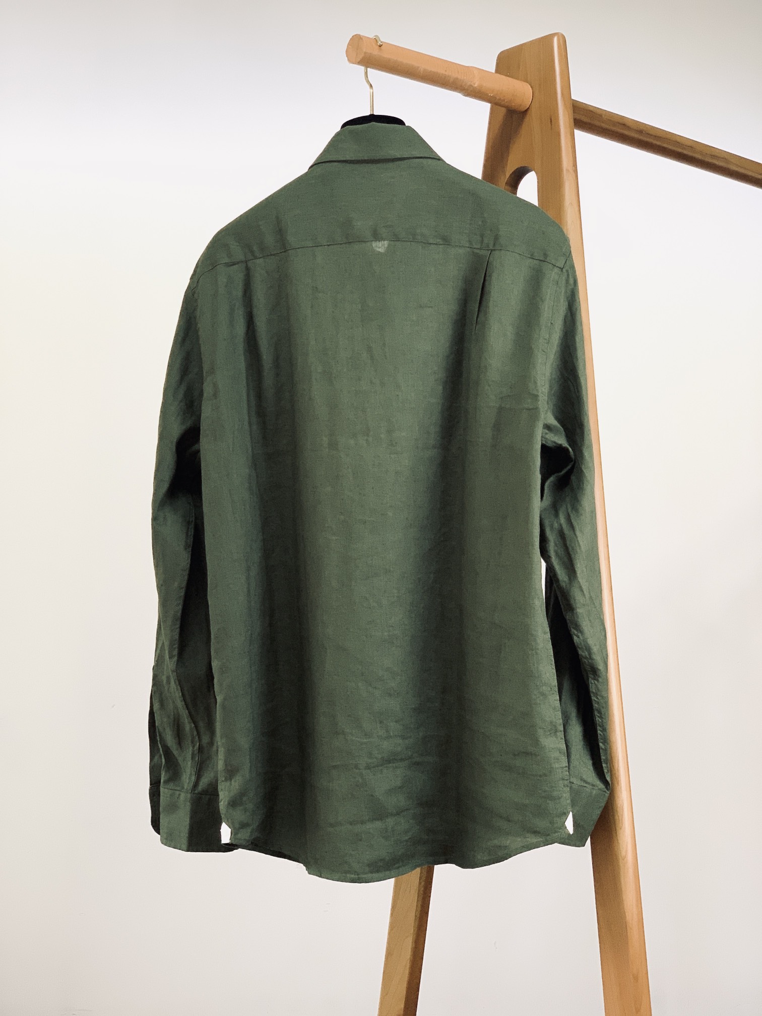 
LoroPiana L.P 休闲亚麻衬衫👔
经典版型衬衫怎么穿都好看，lp。衬衣很讲究品质，经典的款式