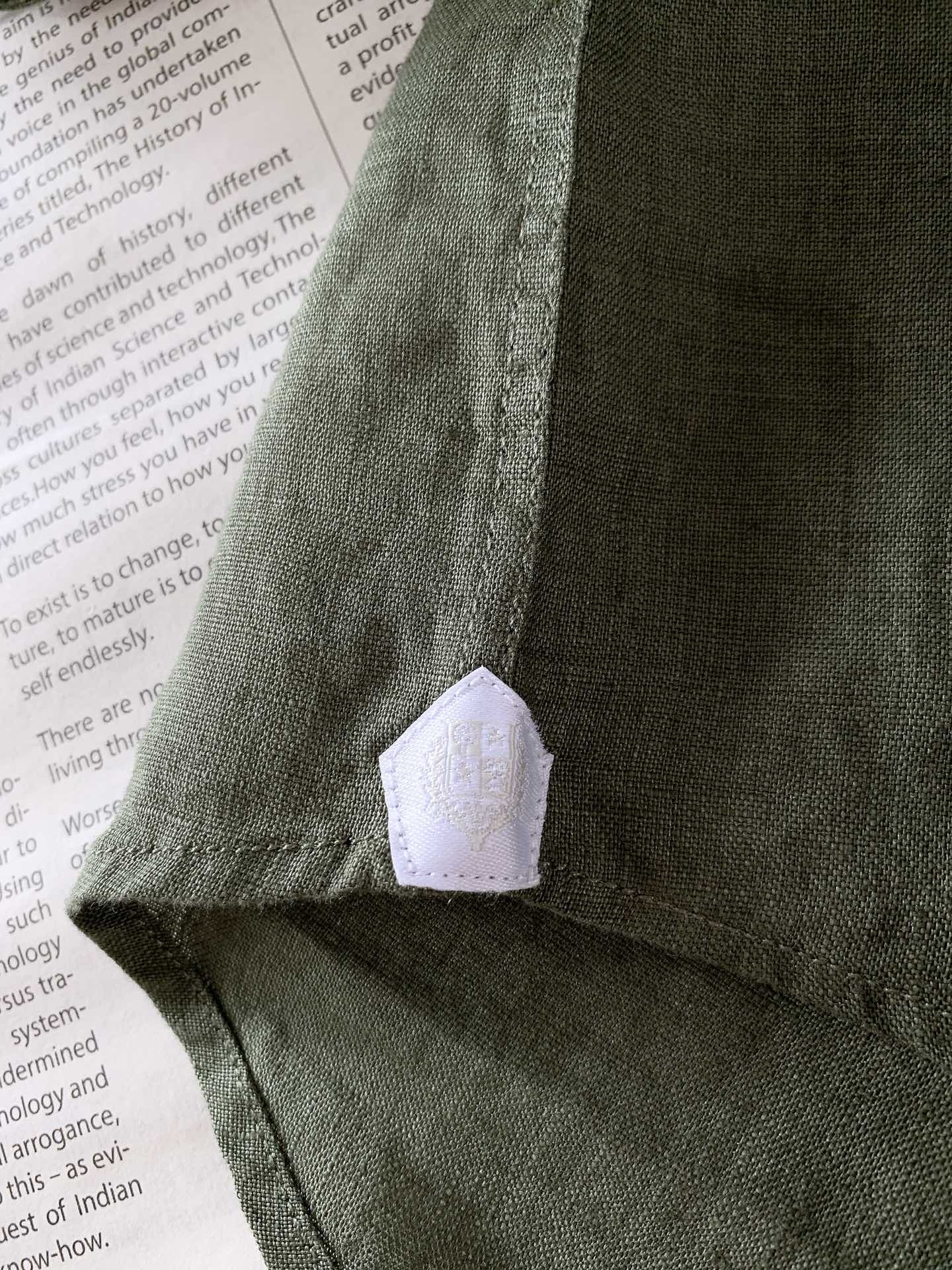 
LoroPiana L.P 休闲亚麻衬衫👔
经典版型衬衫怎么穿都好看，lp。衬衣很讲究品质，经典的款式