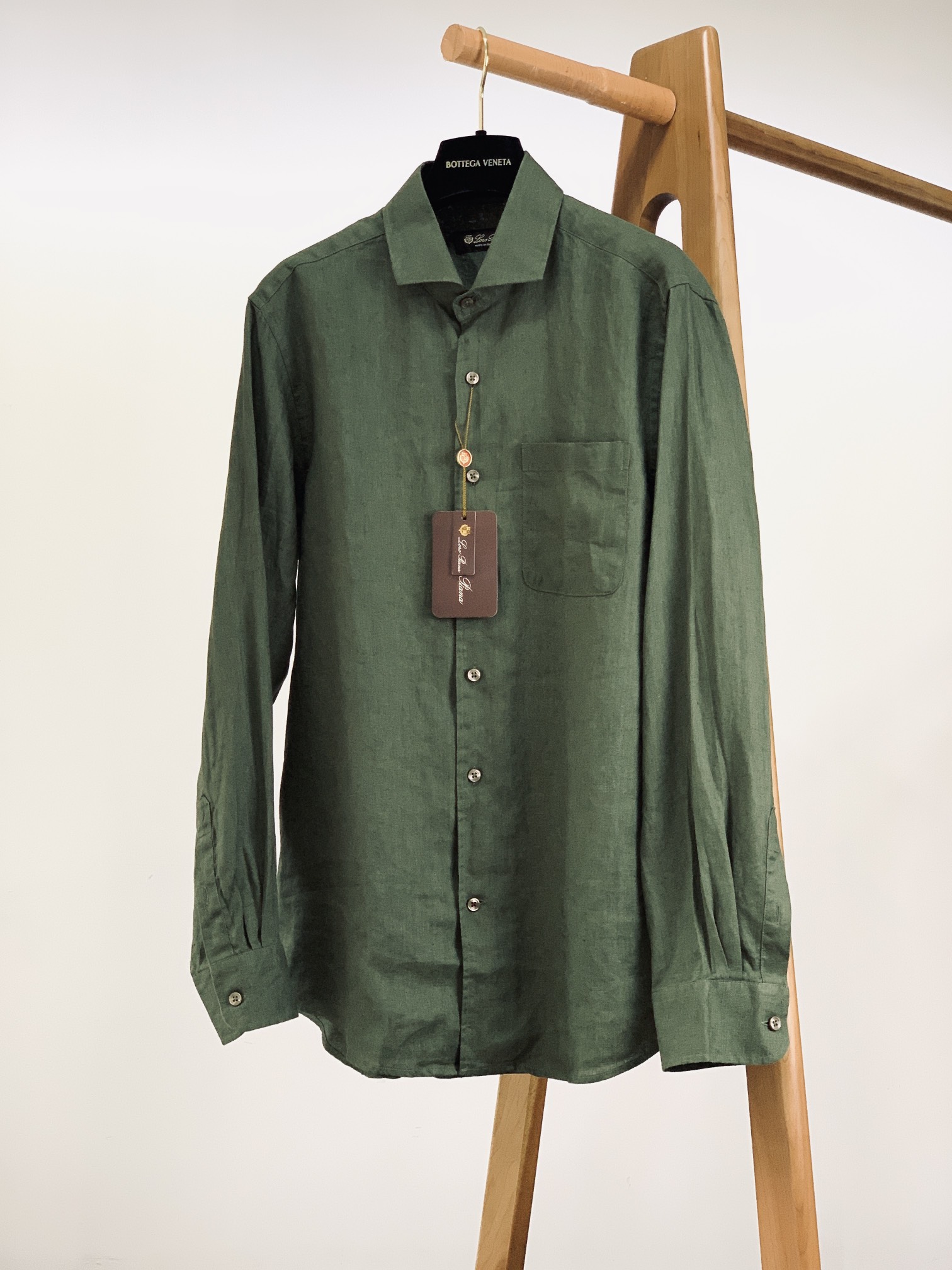 
LoroPiana L.P 休闲亚麻衬衫👔
经典版型衬衫怎么穿都好看，lp。衬衣很讲究品质，经典的款式