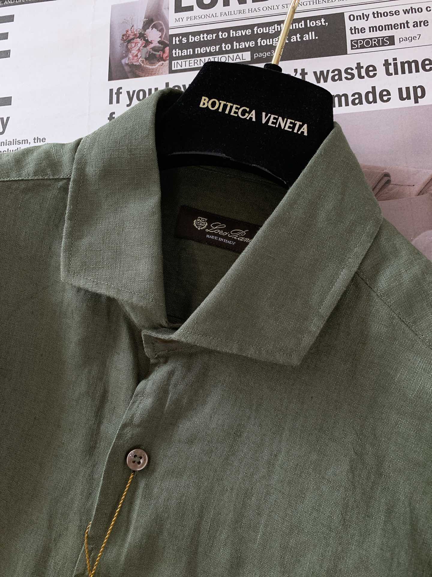 
LoroPiana L.P 休闲亚麻衬衫👔
经典版型衬衫怎么穿都好看，lp。衬衣很讲究品质，经典的款式