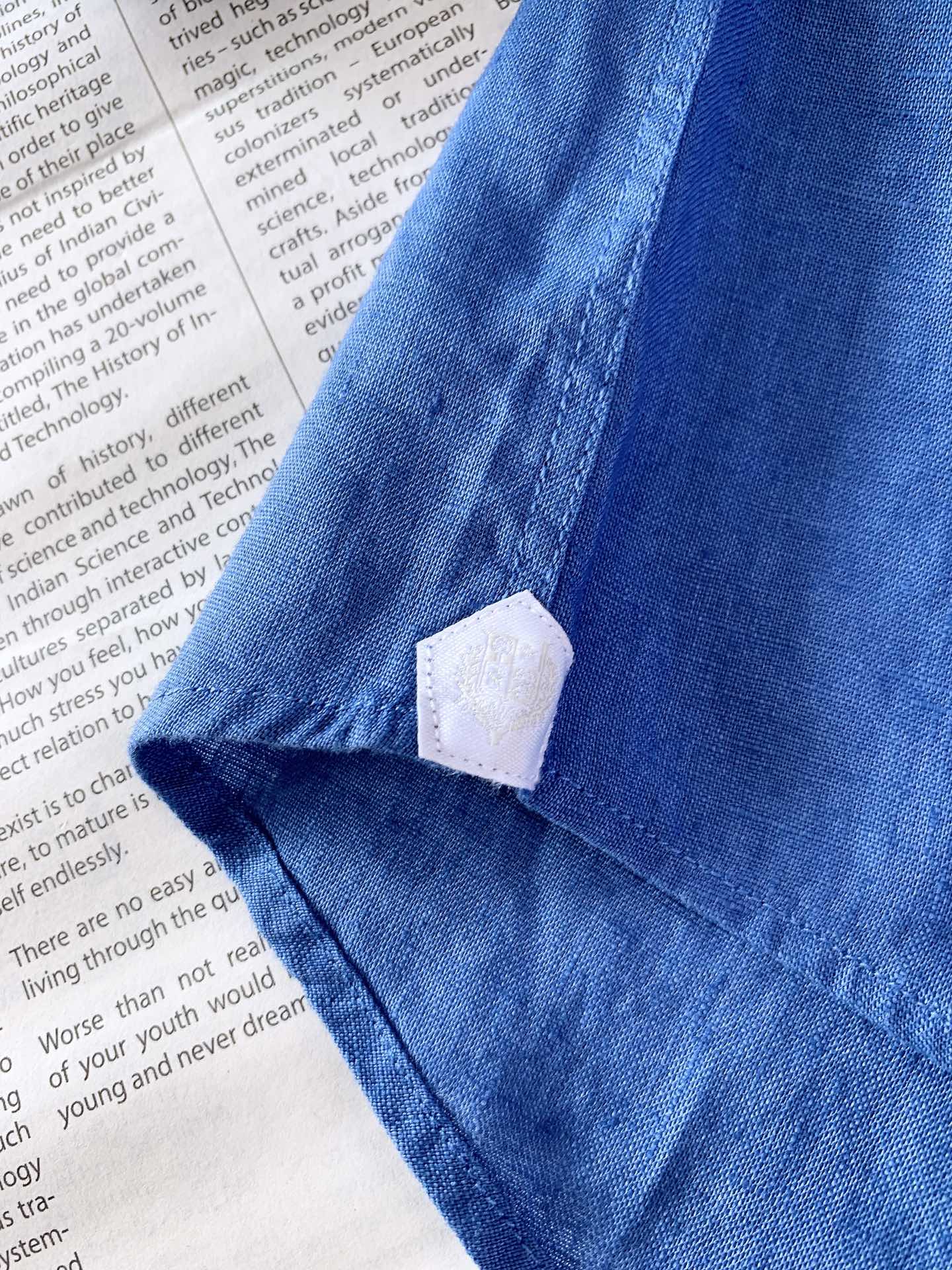 
LoroPiana L.P 休闲亚麻衬衫👔
经典版型衬衫怎么穿都好看，lp。衬衣很讲究品质，经典的款式