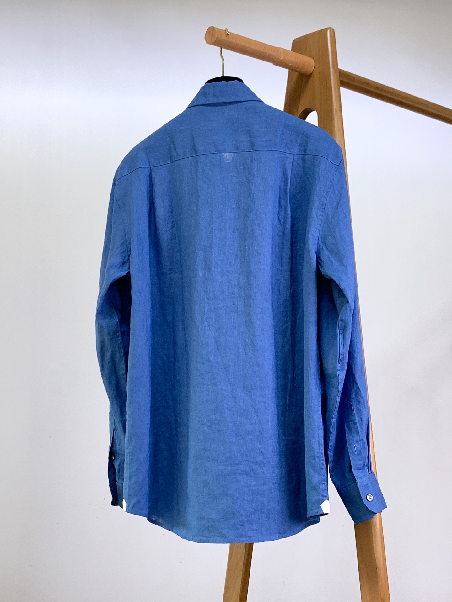 
LoroPiana L.P 休闲亚麻衬衫👔
经典版型衬衫怎么穿都好看，lp。衬衣很讲究品质，经典的款式