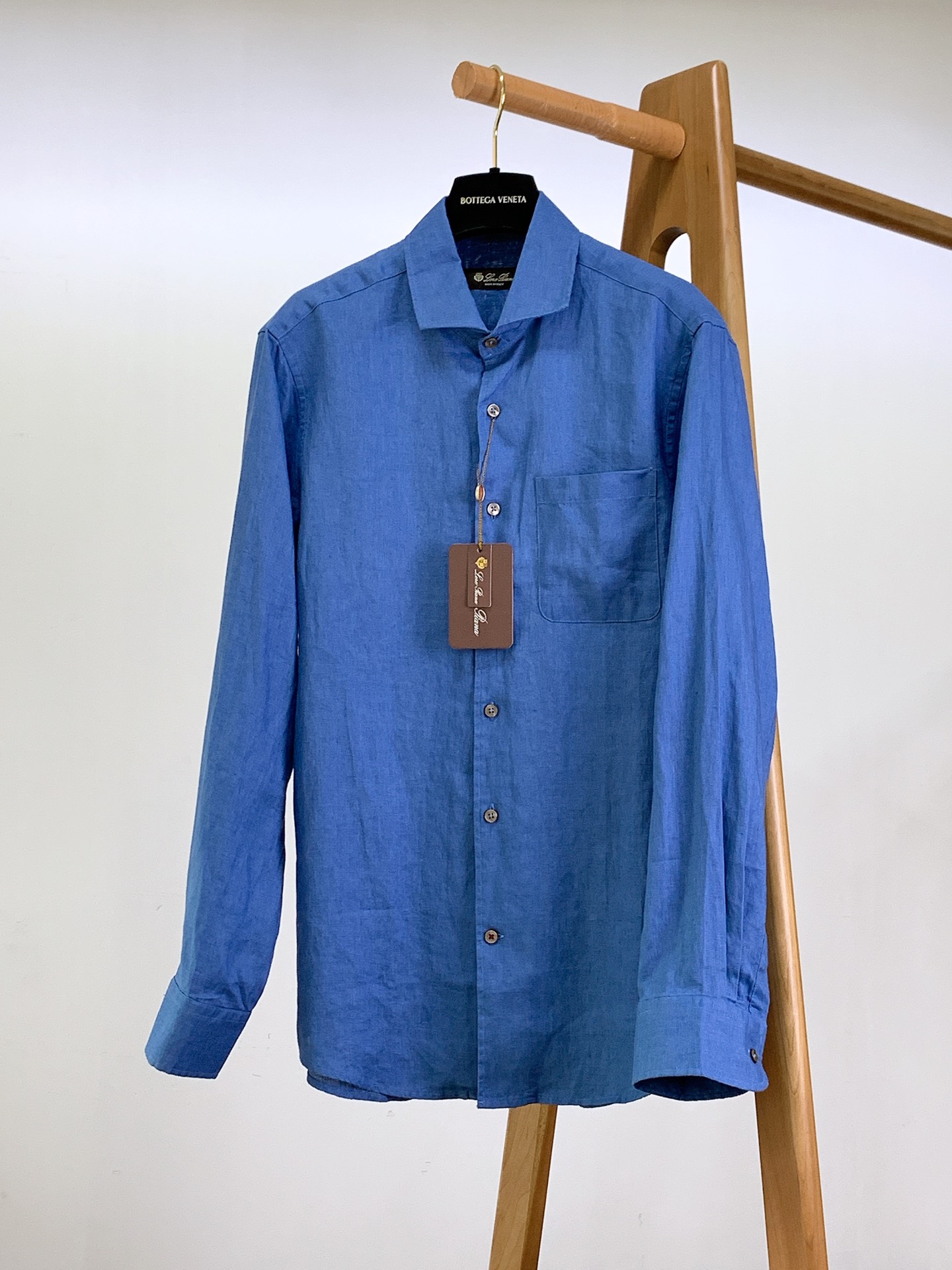 
LoroPiana L.P 休闲亚麻衬衫👔
经典版型衬衫怎么穿都好看，lp。衬衣很讲究品质，经典的款式