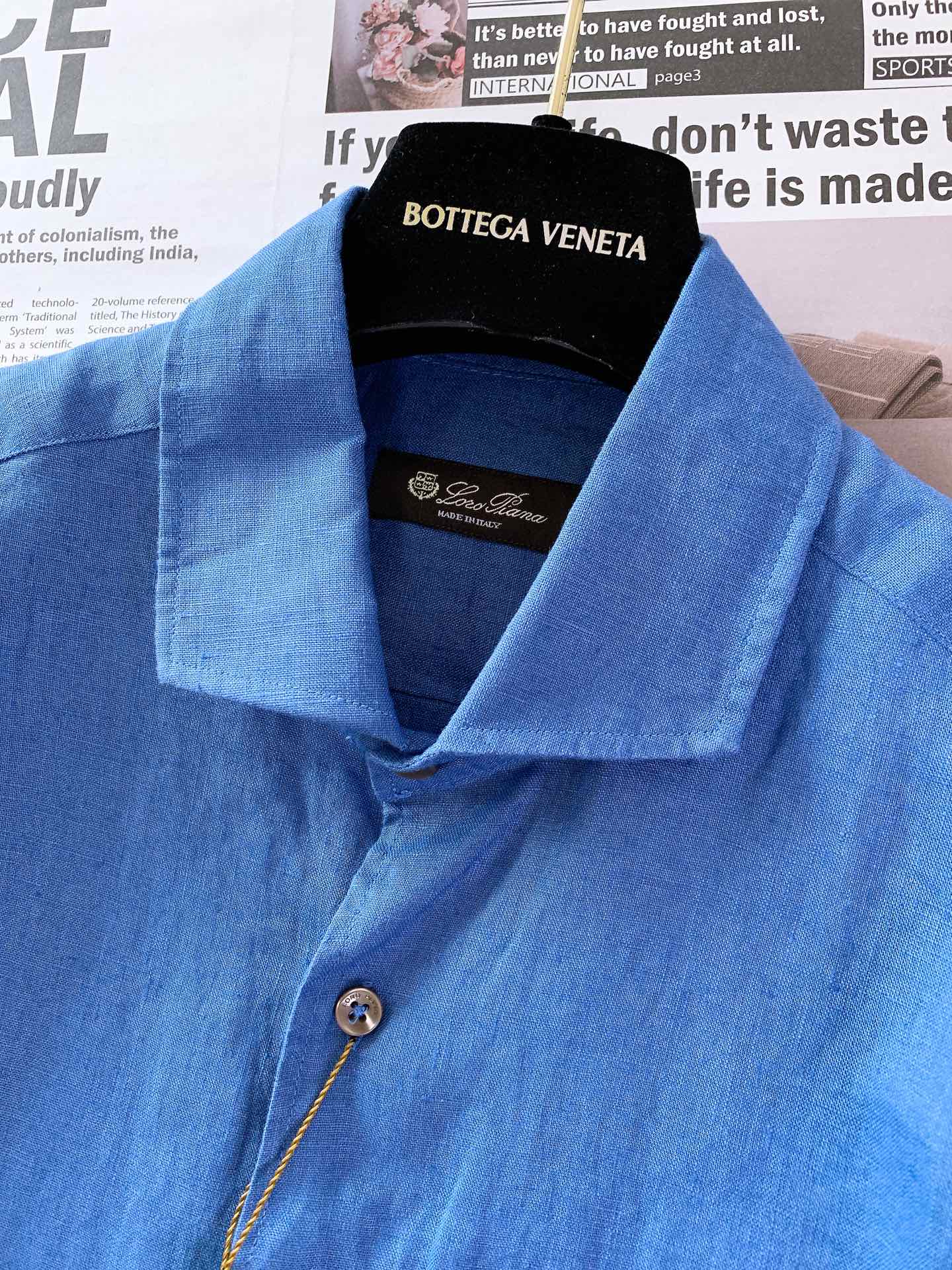 
LoroPiana L.P 休闲亚麻衬衫👔
经典版型衬衫怎么穿都好看，lp。衬衣很讲究品质，经典的款式