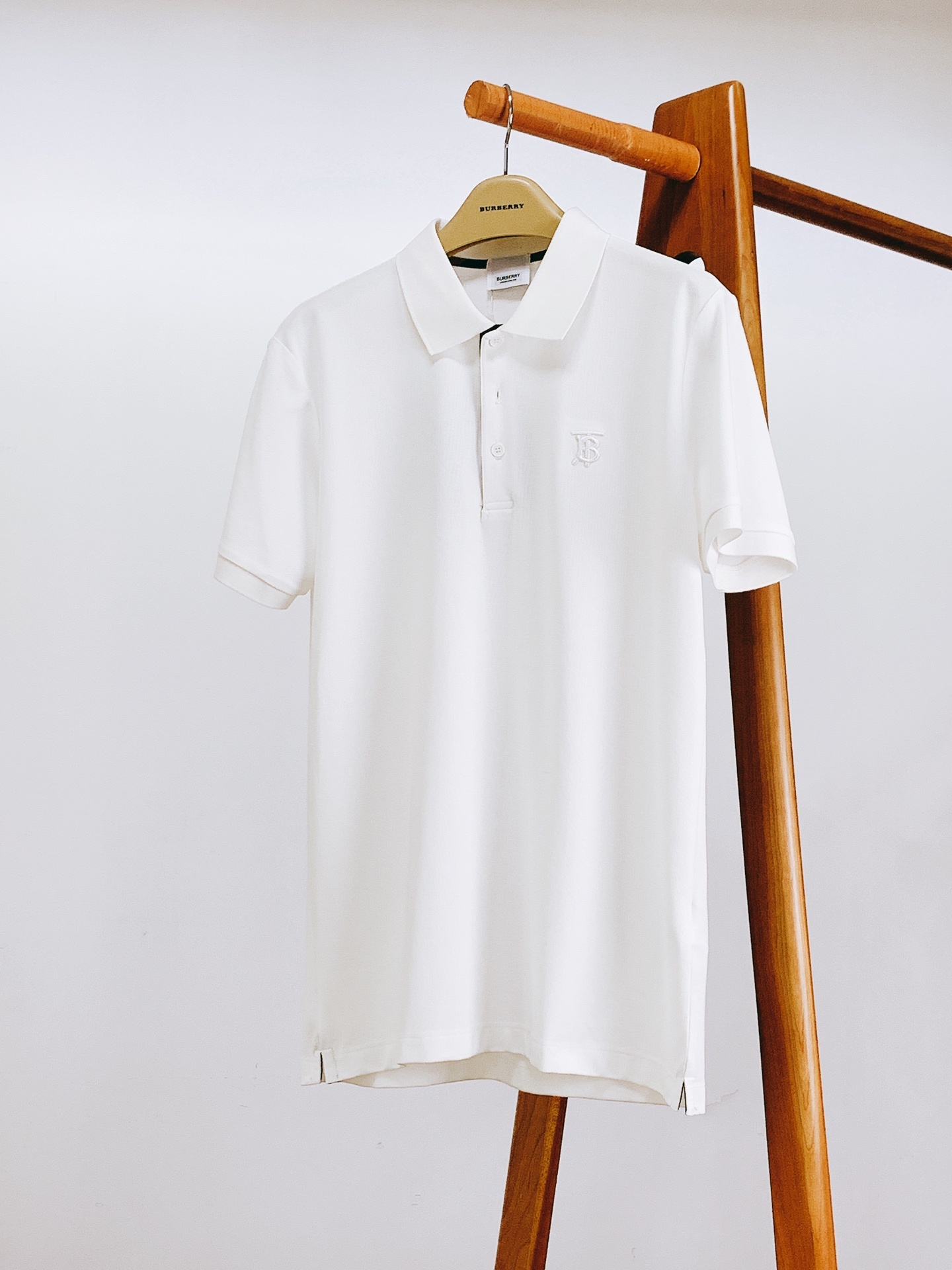 Burberry 巴宝莉 字母刺绣Polo 衫,选用棉质珠地网眼布面料打造,于意大利工坊精制而成。饰有