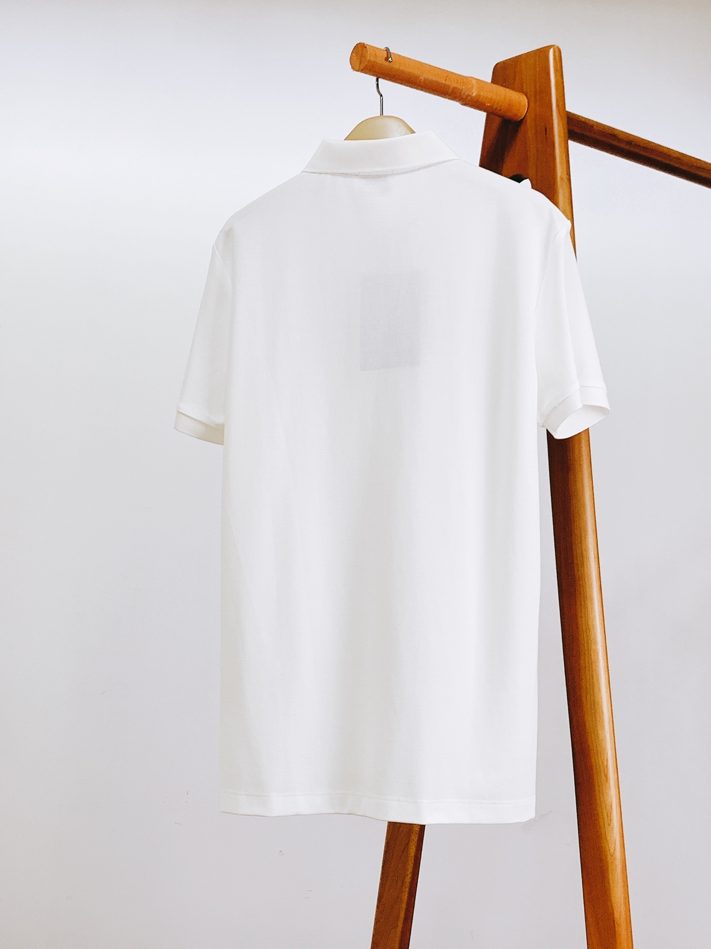 Burberry 巴宝莉 字母刺绣Polo 衫,选用棉质珠地网眼布面料打造,于意大利工坊精制而成。饰有