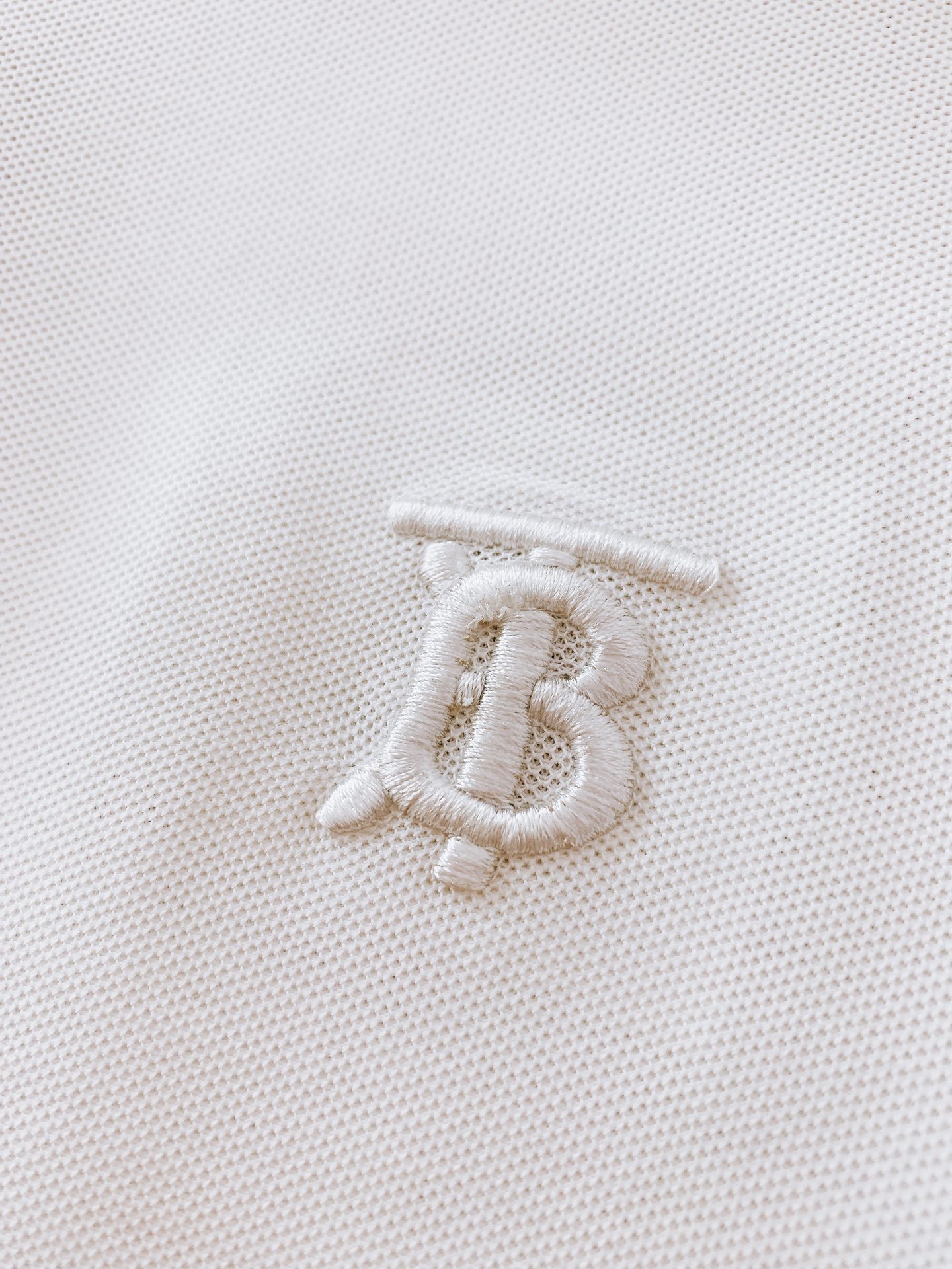 Burberry 巴宝莉 字母刺绣Polo 衫,选用棉质珠地网眼布面料打造,于意大利工坊精制而成。饰有