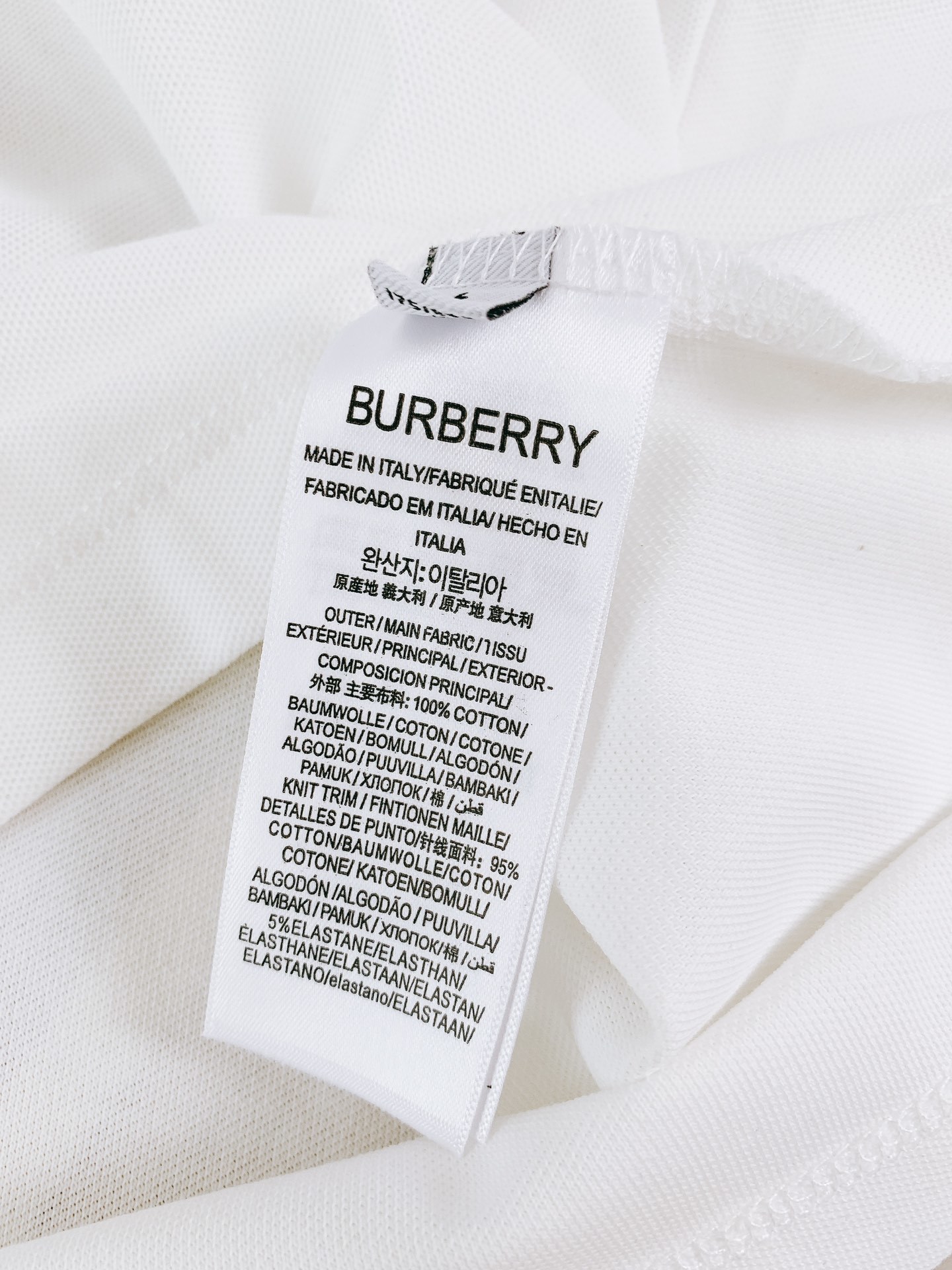 Burberry 巴宝莉 字母刺绣Polo 衫,选用棉质珠地网眼布面料打造,于意大利工坊精制而成。饰有