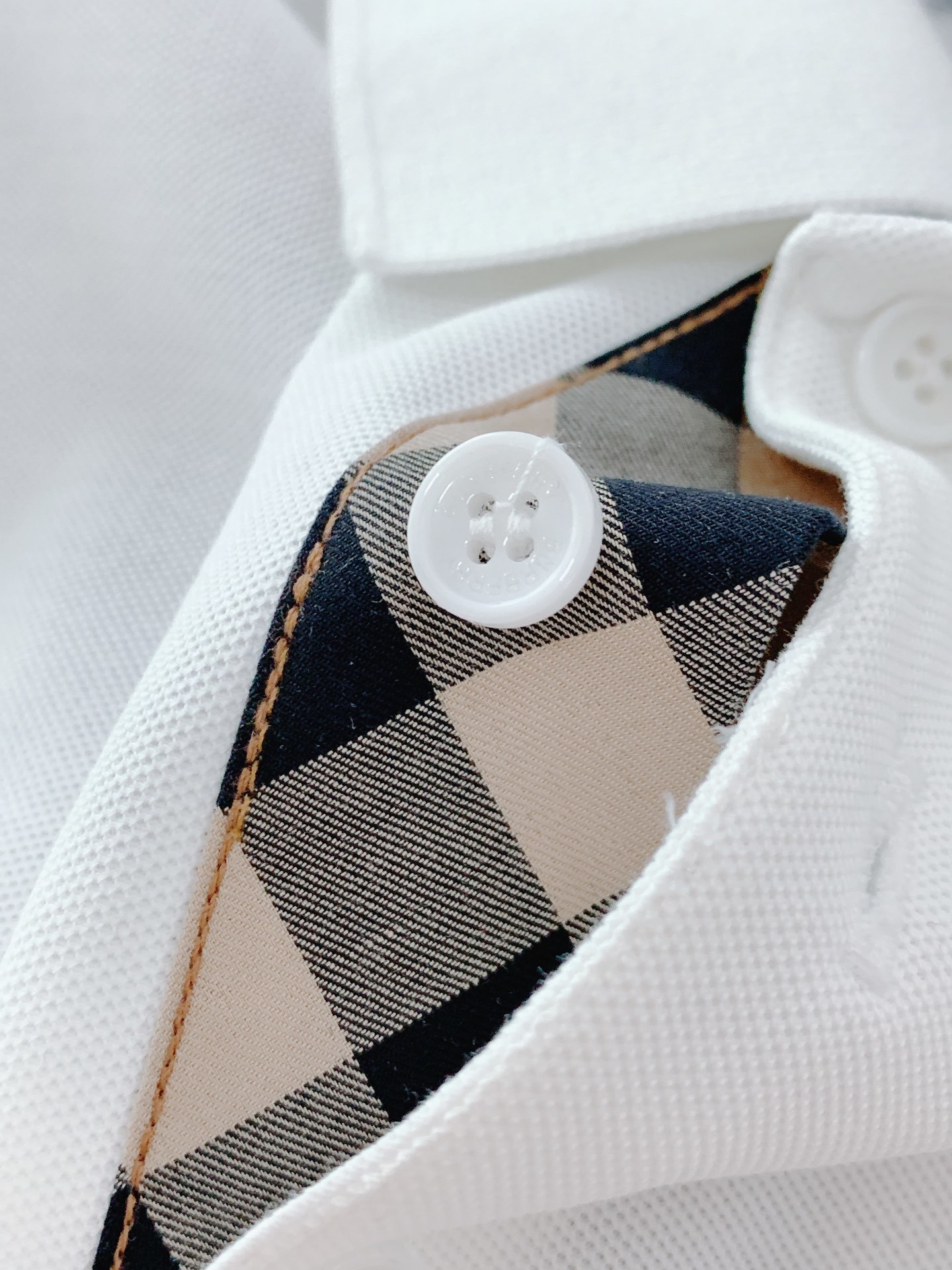Burberry 巴宝莉 字母刺绣Polo 衫,选用棉质珠地网眼布面料打造,于意大利工坊精制而成。饰有