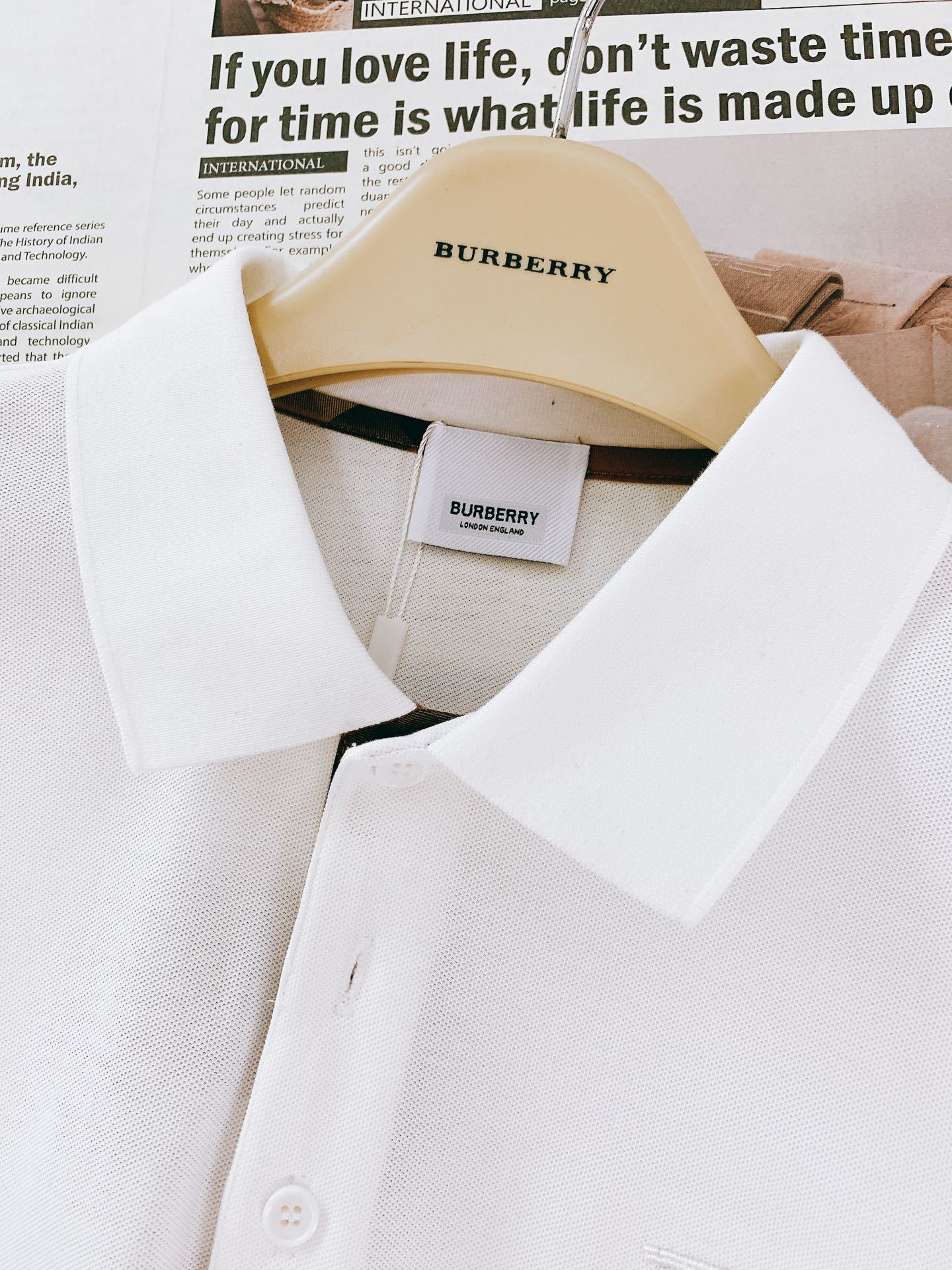 Burberry 巴宝莉 字母刺绣Polo 衫,选用棉质珠地网眼布面料打造,于意大利工坊精制而成。饰有