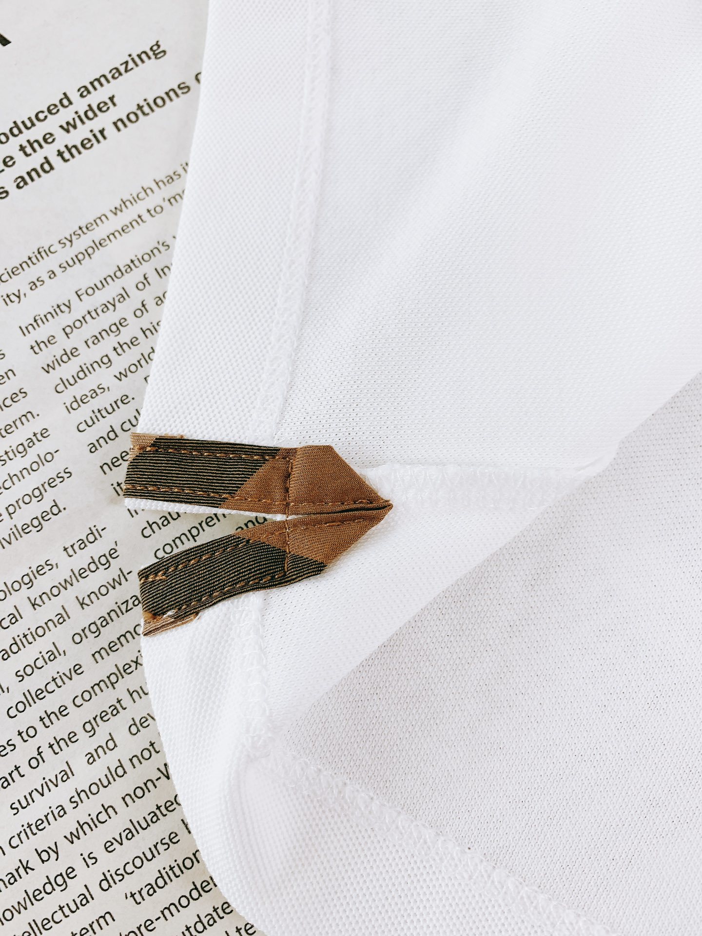 Burberry 巴宝莉 字母刺绣Polo 衫,选用棉质珠地网眼布面料打造,于意大利工坊精制而成。饰有