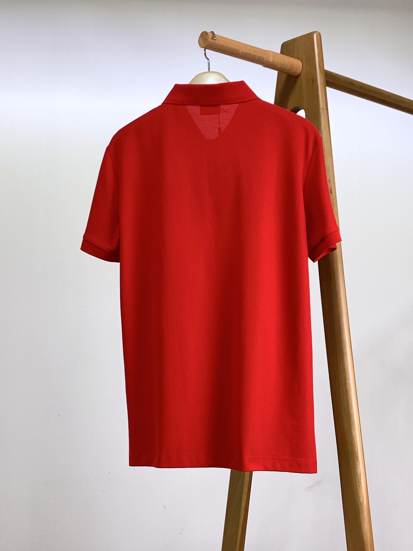Burberry 巴宝莉 字母刺绣Polo 衫,选用棉质珠地网眼布面料打造,于意大利工坊精制而成。饰有