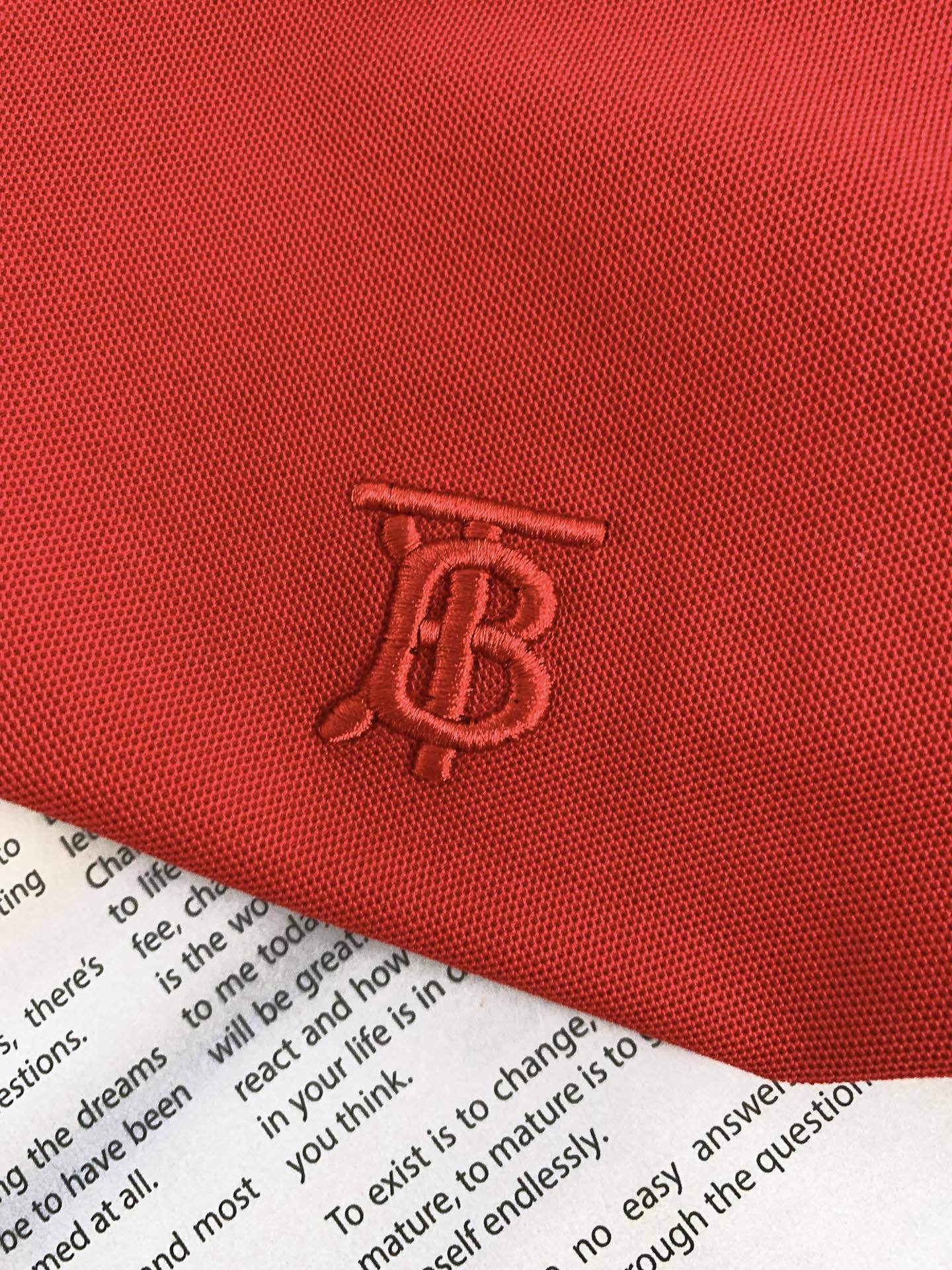 Burberry 巴宝莉 字母刺绣Polo 衫,选用棉质珠地网眼布面料打造,于意大利工坊精制而成。饰有