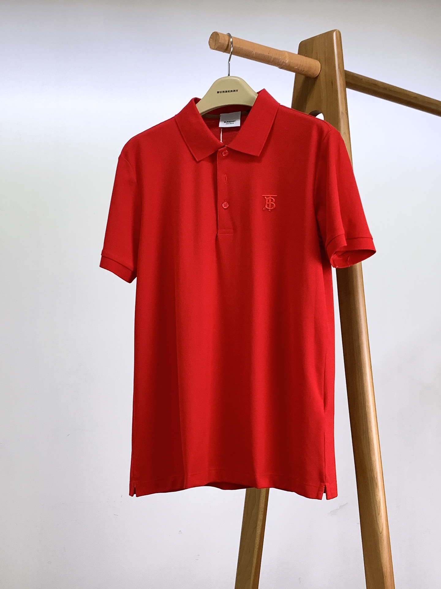 Burberry 巴宝莉 字母刺绣Polo 衫,选用棉质珠地网眼布面料打造,于意大利工坊精制而成。饰有