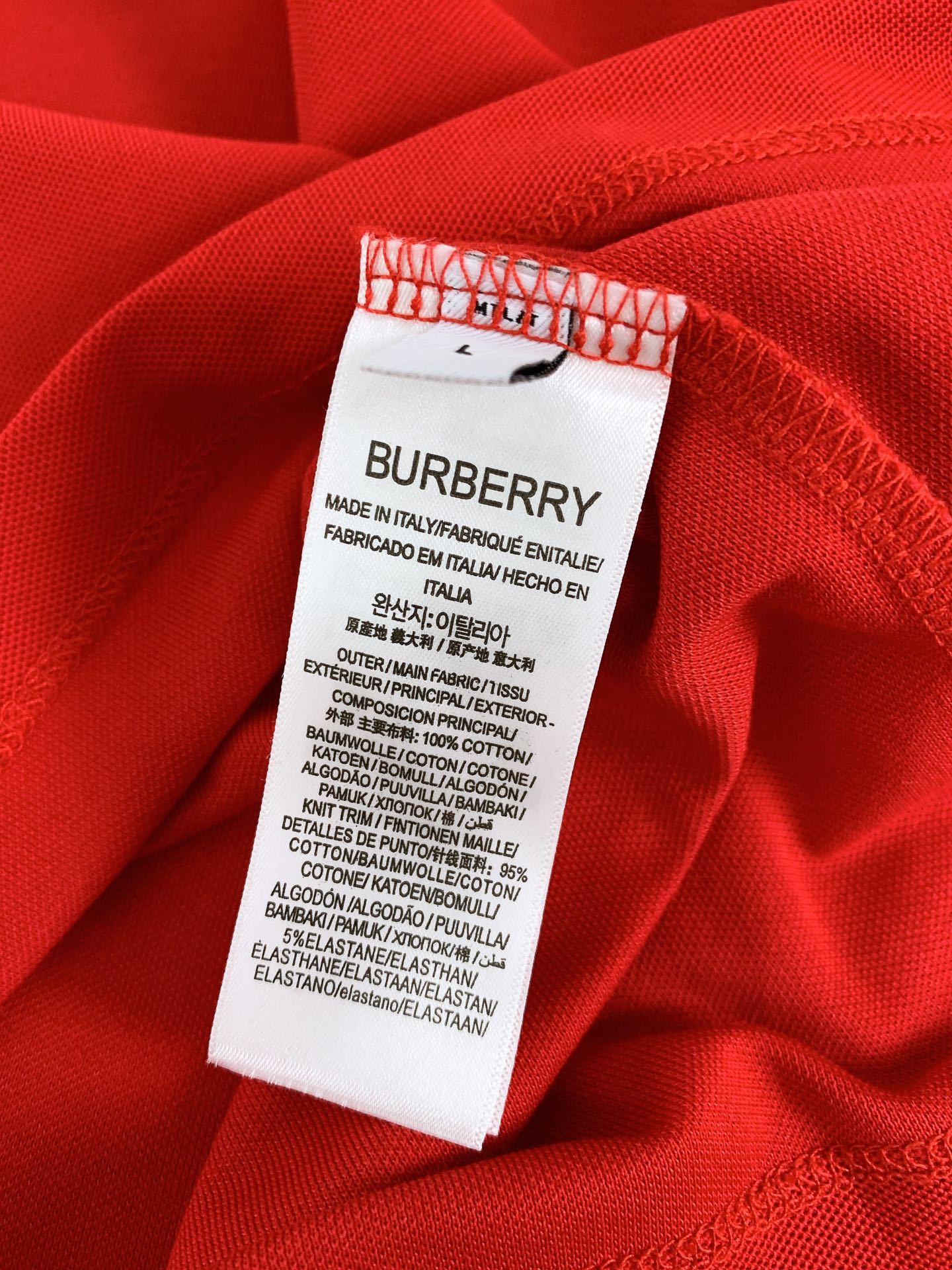 Burberry 巴宝莉 字母刺绣Polo 衫,选用棉质珠地网眼布面料打造,于意大利工坊精制而成。饰有