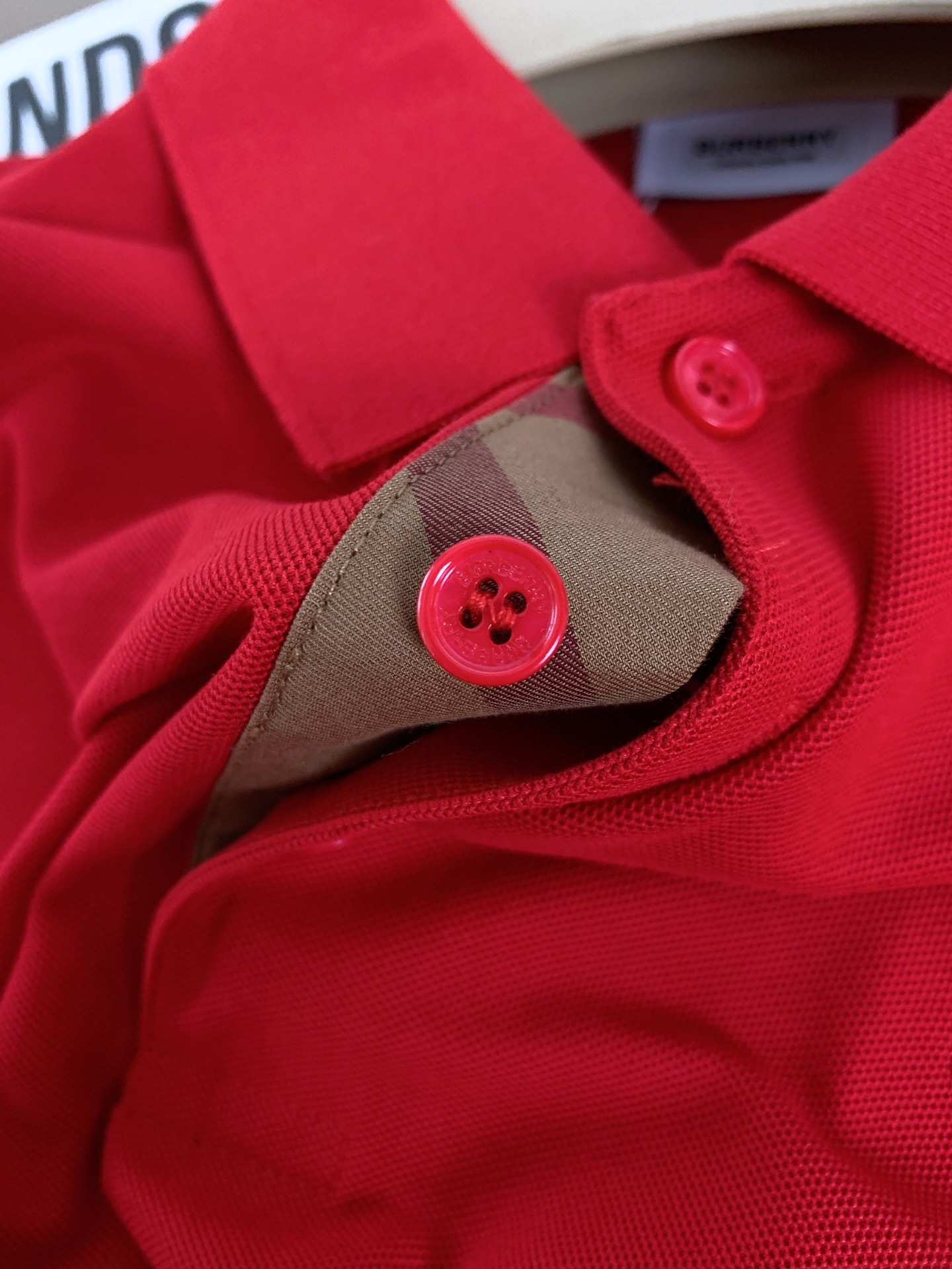 Burberry 巴宝莉 字母刺绣Polo 衫,选用棉质珠地网眼布面料打造,于意大利工坊精制而成。饰有
