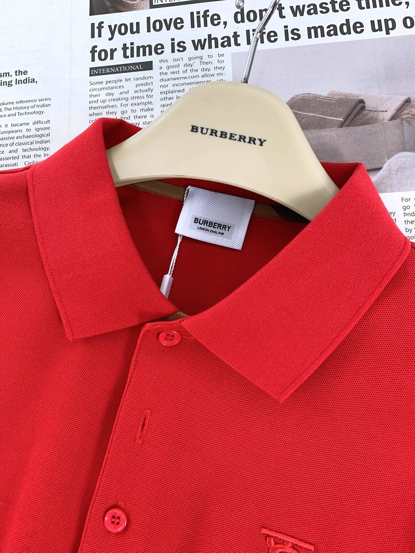 Burberry 巴宝莉 字母刺绣Polo 衫,选用棉质珠地网眼布面料打造,于意大利工坊精制而成。饰有