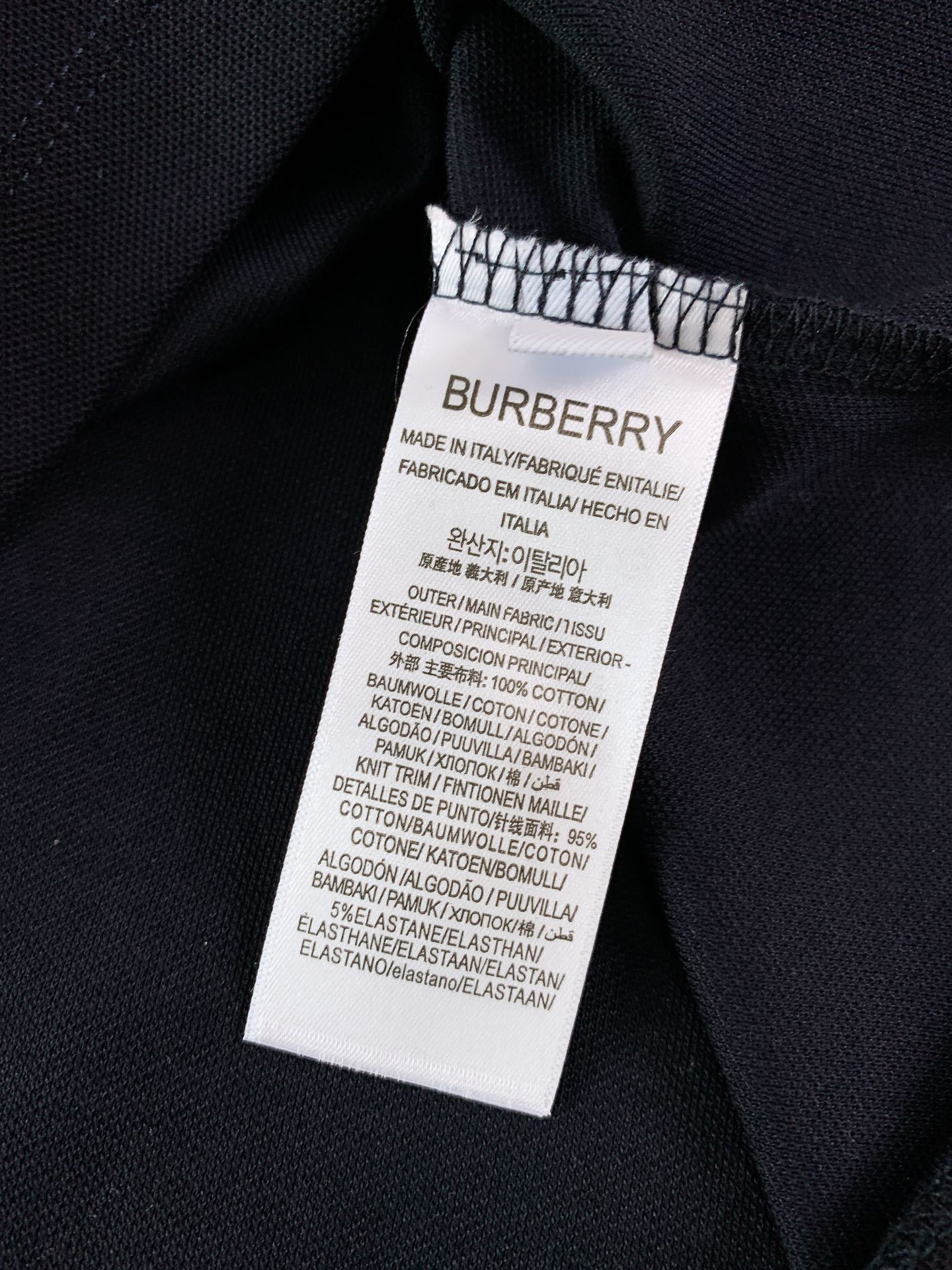Burberry 巴宝莉 字母刺绣Polo 衫,选用棉质珠地网眼布面料打造,于意大利工坊精制而成。饰有
