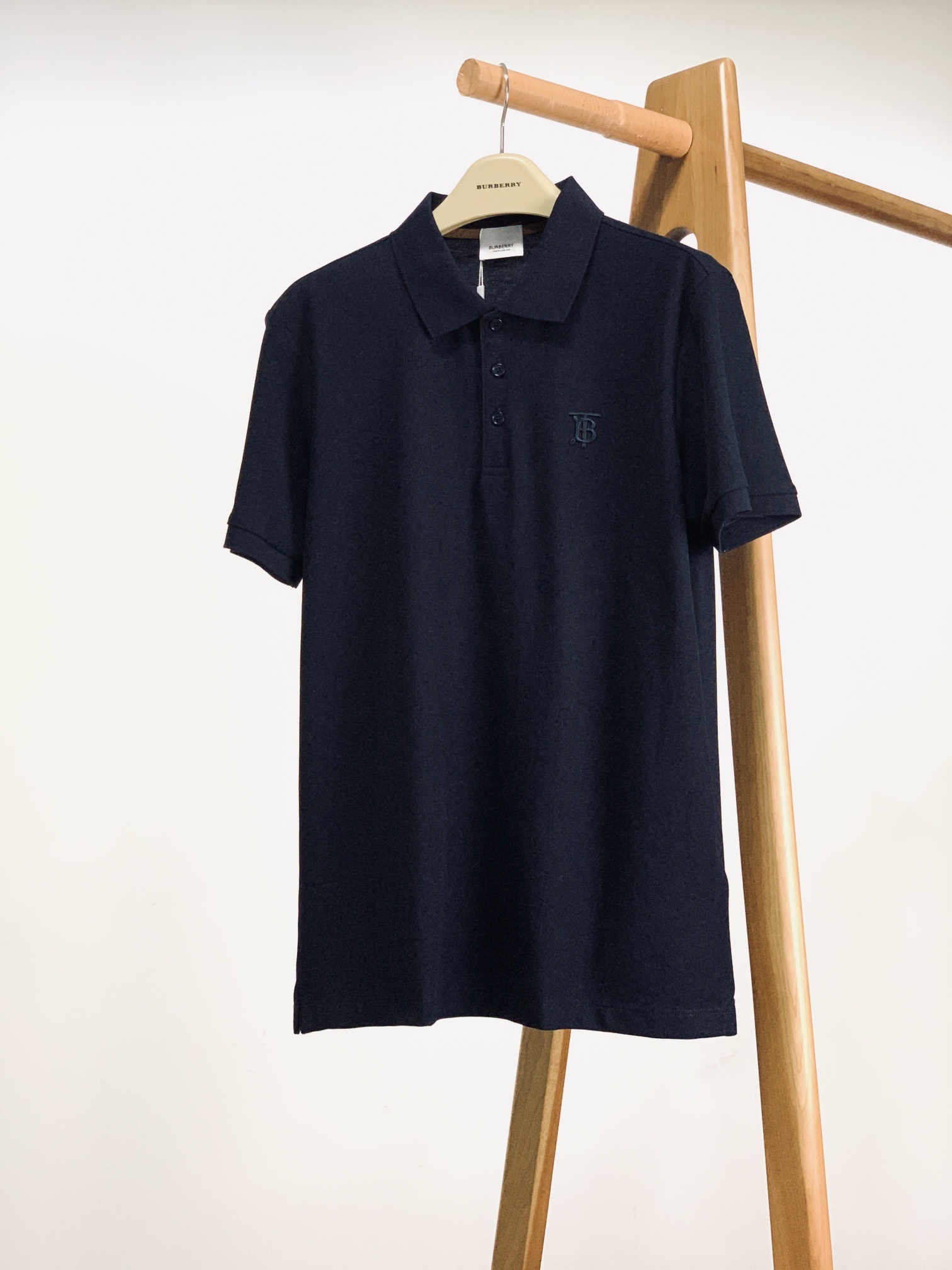 Burberry 巴宝莉 字母刺绣Polo 衫,选用棉质珠地网眼布面料打造,于意大利工坊精制而成。饰有