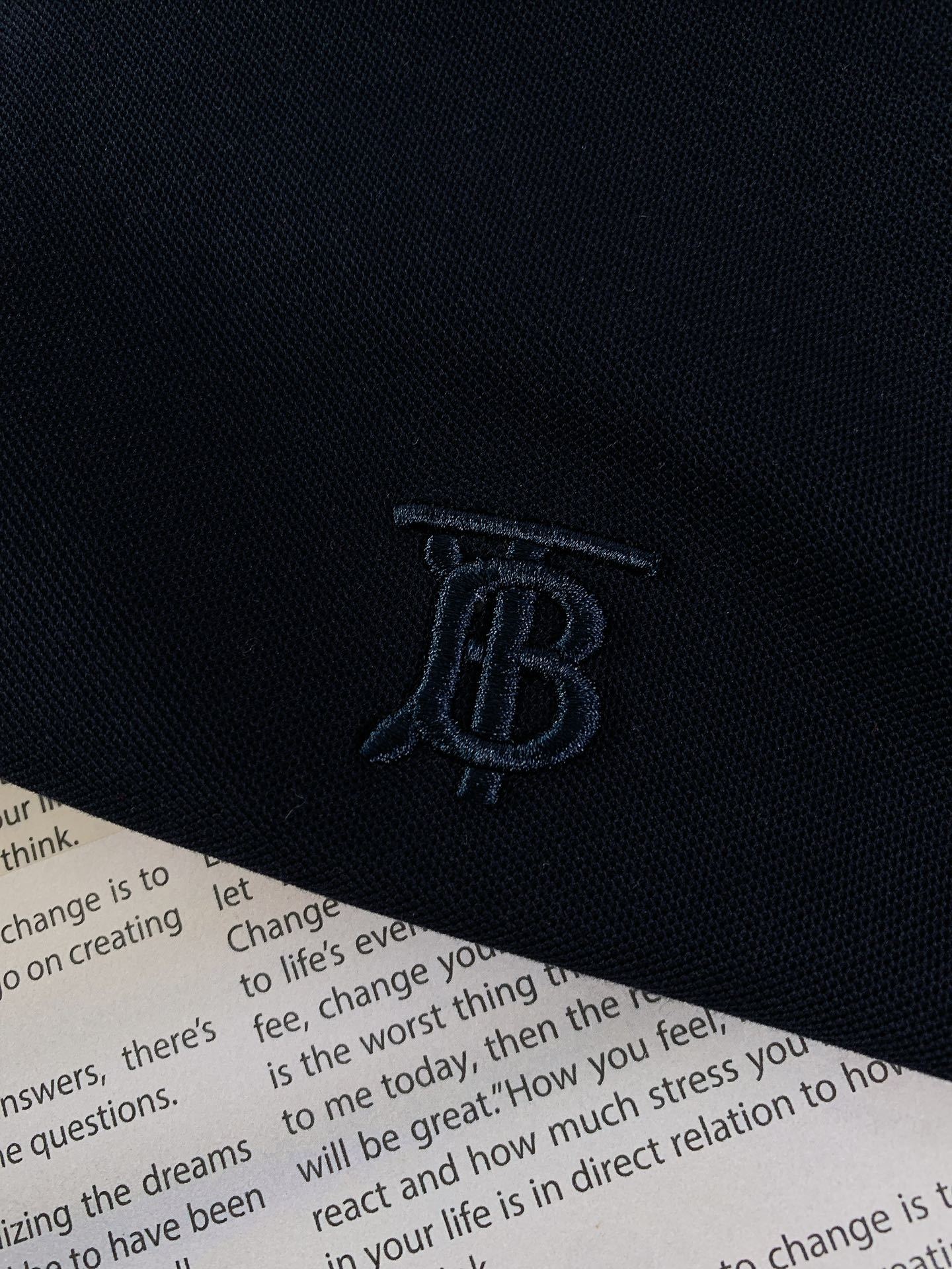 Burberry 巴宝莉 字母刺绣Polo 衫,选用棉质珠地网眼布面料打造,于意大利工坊精制而成。饰有