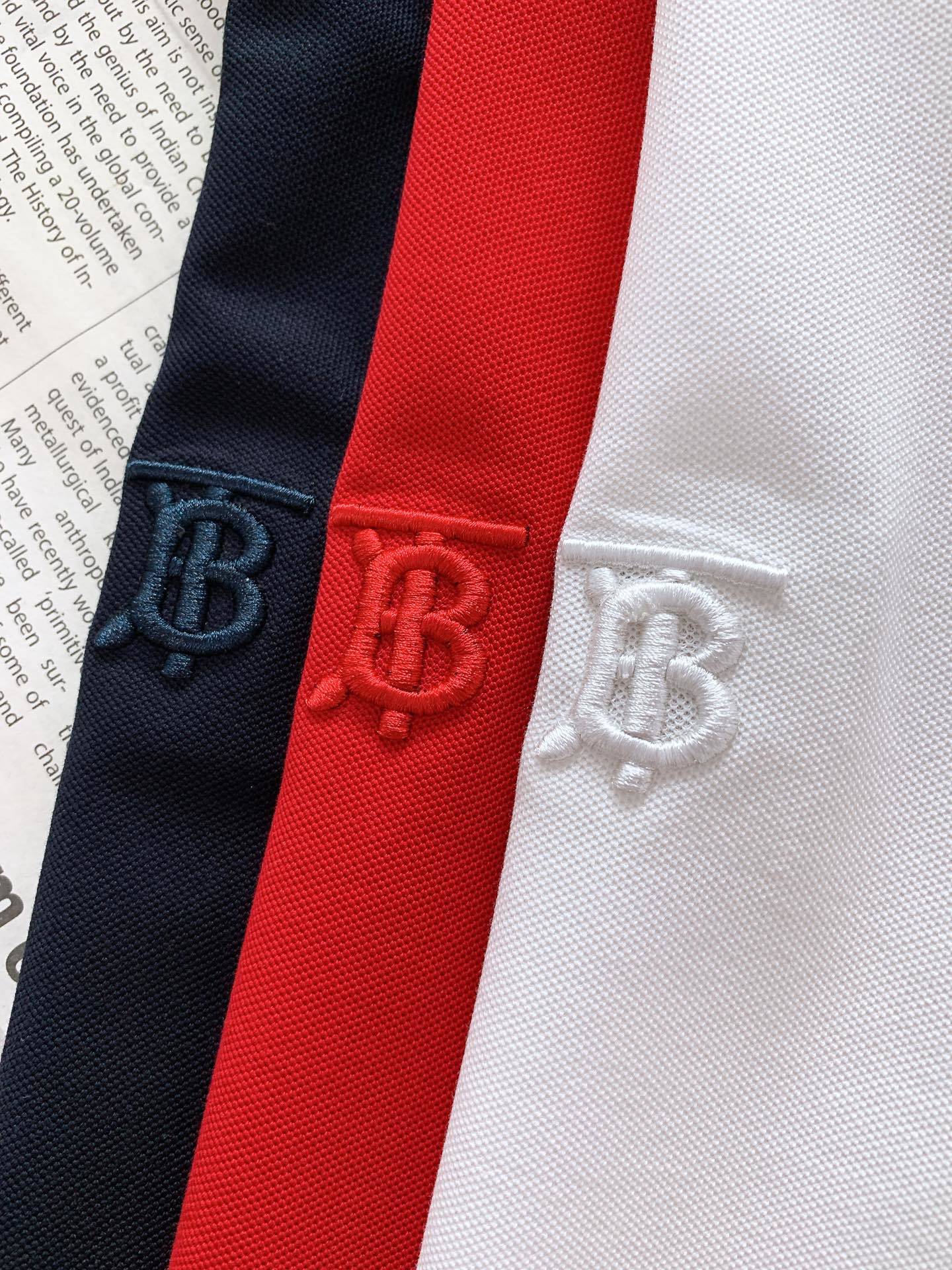 Burberry 巴宝莉 字母刺绣Polo 衫,选用棉质珠地网眼布面料打造,于意大利工坊精制而成。饰有