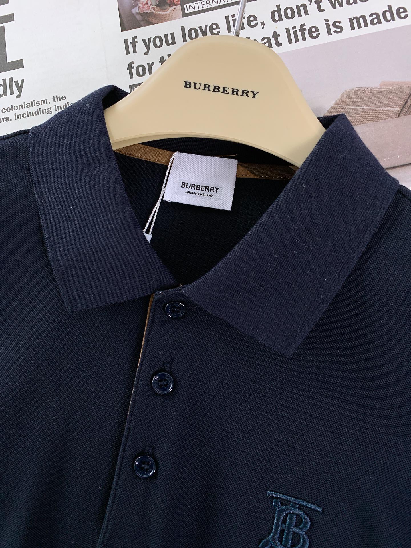 Burberry 巴宝莉 字母刺绣Polo 衫,选用棉质珠地网眼布面料打造,于意大利工坊精制而成。饰有