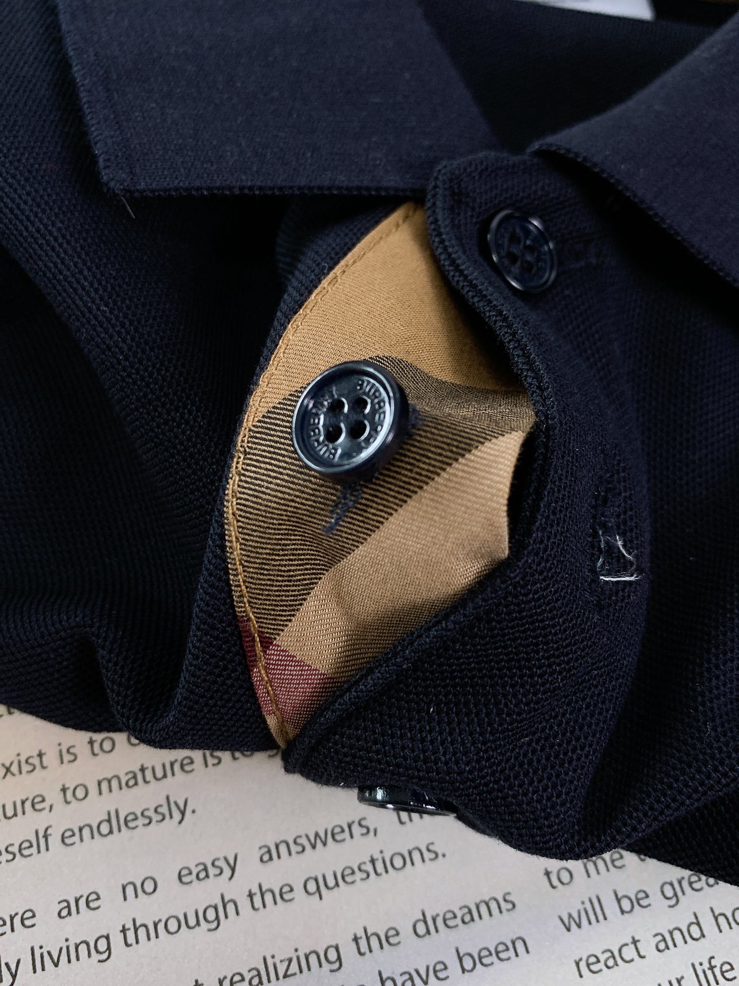 Burberry 巴宝莉 字母刺绣Polo 衫,选用棉质珠地网眼布面料打造,于意大利工坊精制而成。饰有