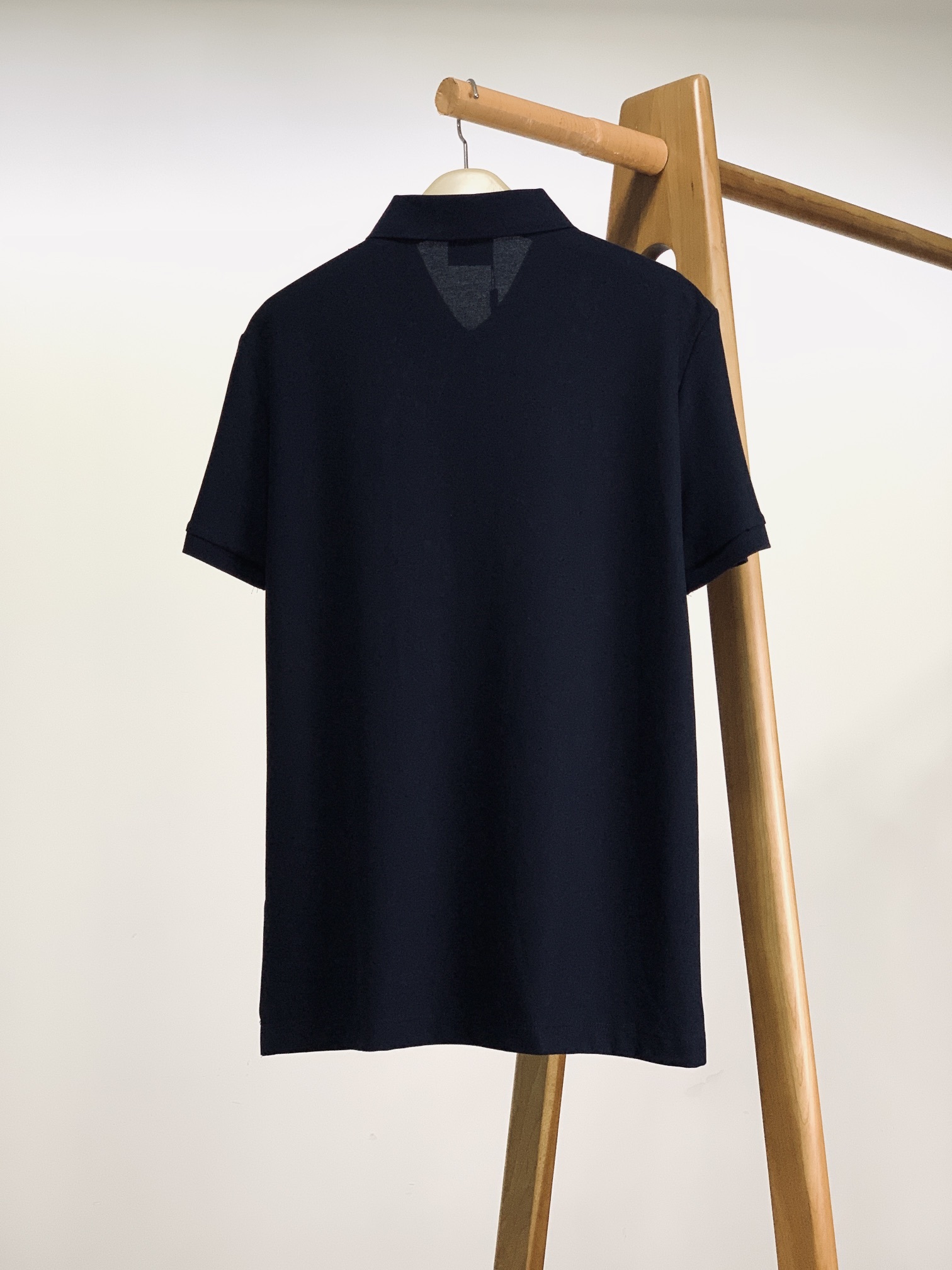Burberry 巴宝莉 字母刺绣Polo 衫,选用棉质珠地网眼布面料打造,于意大利工坊精制而成。饰有