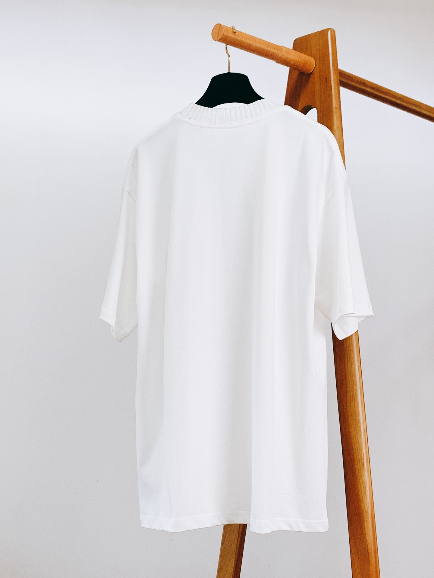 
Polo 保罗 2025SS春夏新品
经典纯色调，干净利落，自带清爽氛围🍃

领口是精致罗纹设计，细腻