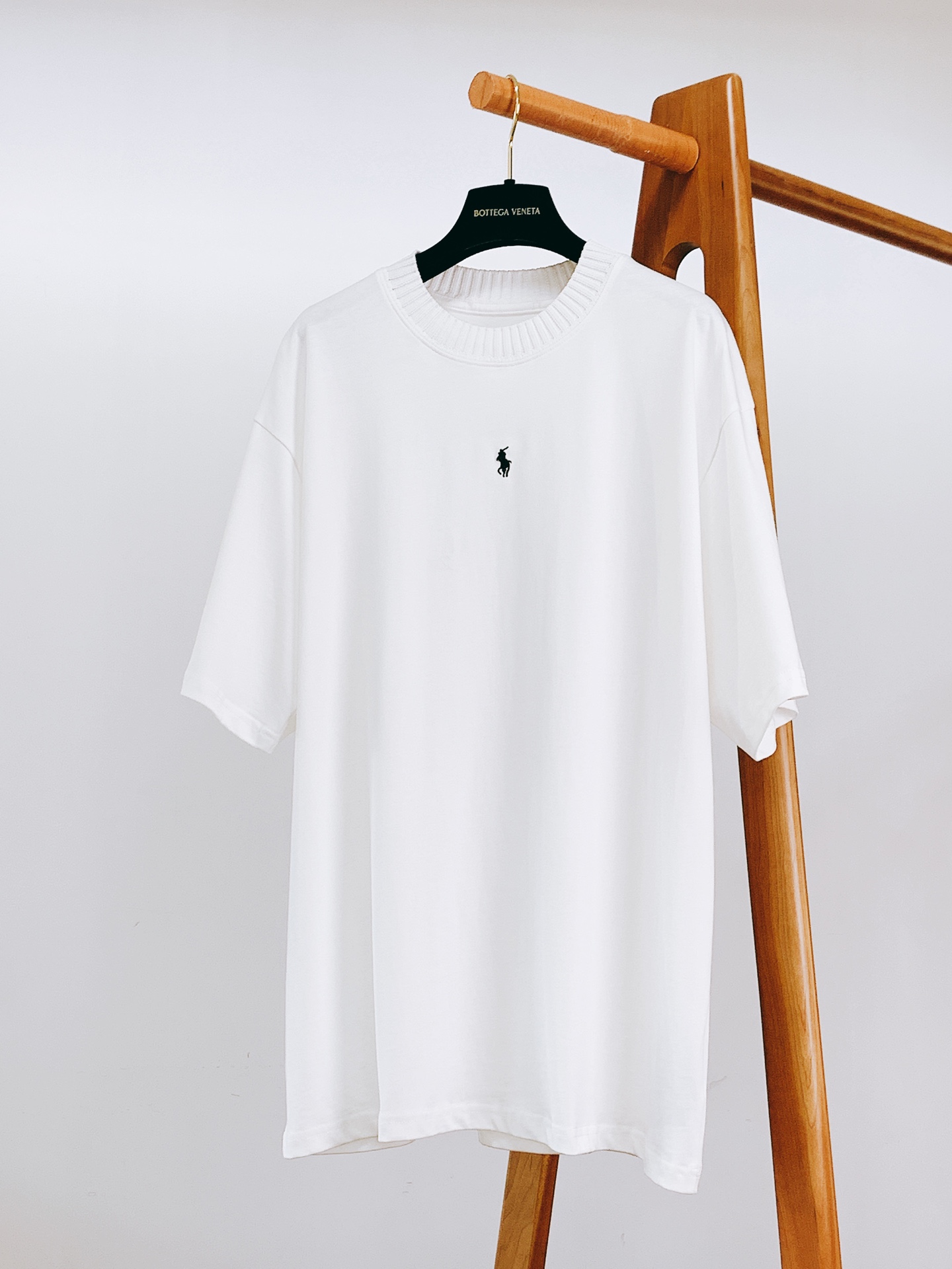 
Polo 保罗 2025SS春夏新品
经典纯色调，干净利落，自带清爽氛围🍃

领口是精致罗纹设计，细腻