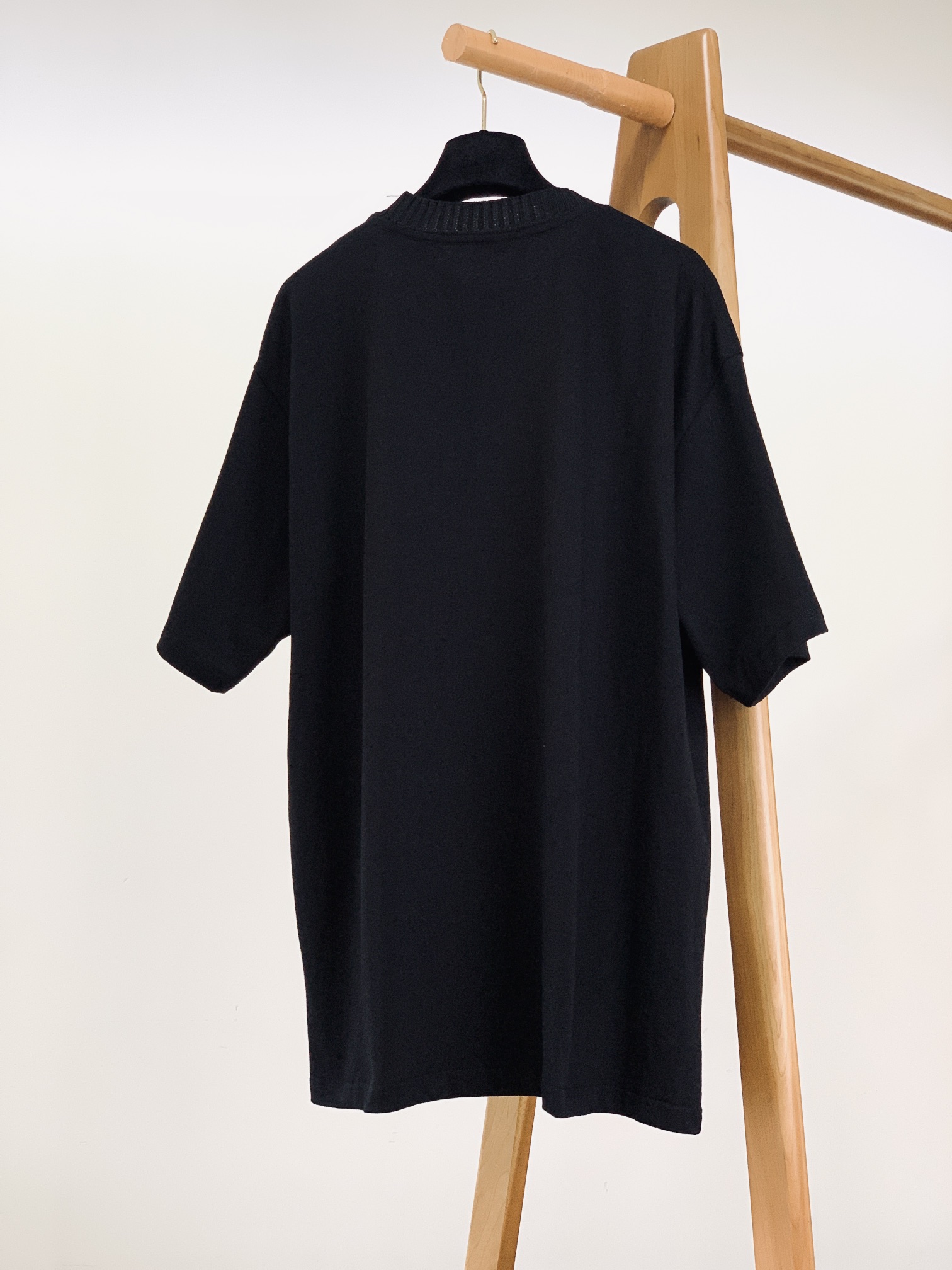 
Polo 保罗 2025SS春夏新品
经典纯色调，干净利落，自带清爽氛围🍃

领口是精致罗纹设计，细腻