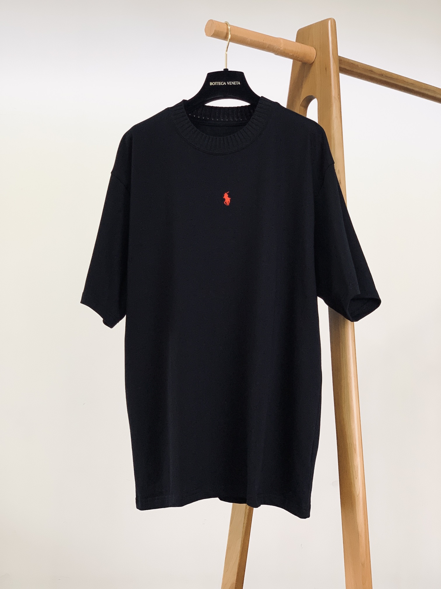 
Polo 保罗 2025SS春夏新品
经典纯色调，干净利落，自带清爽氛围🍃

领口是精致罗纹设计，细腻