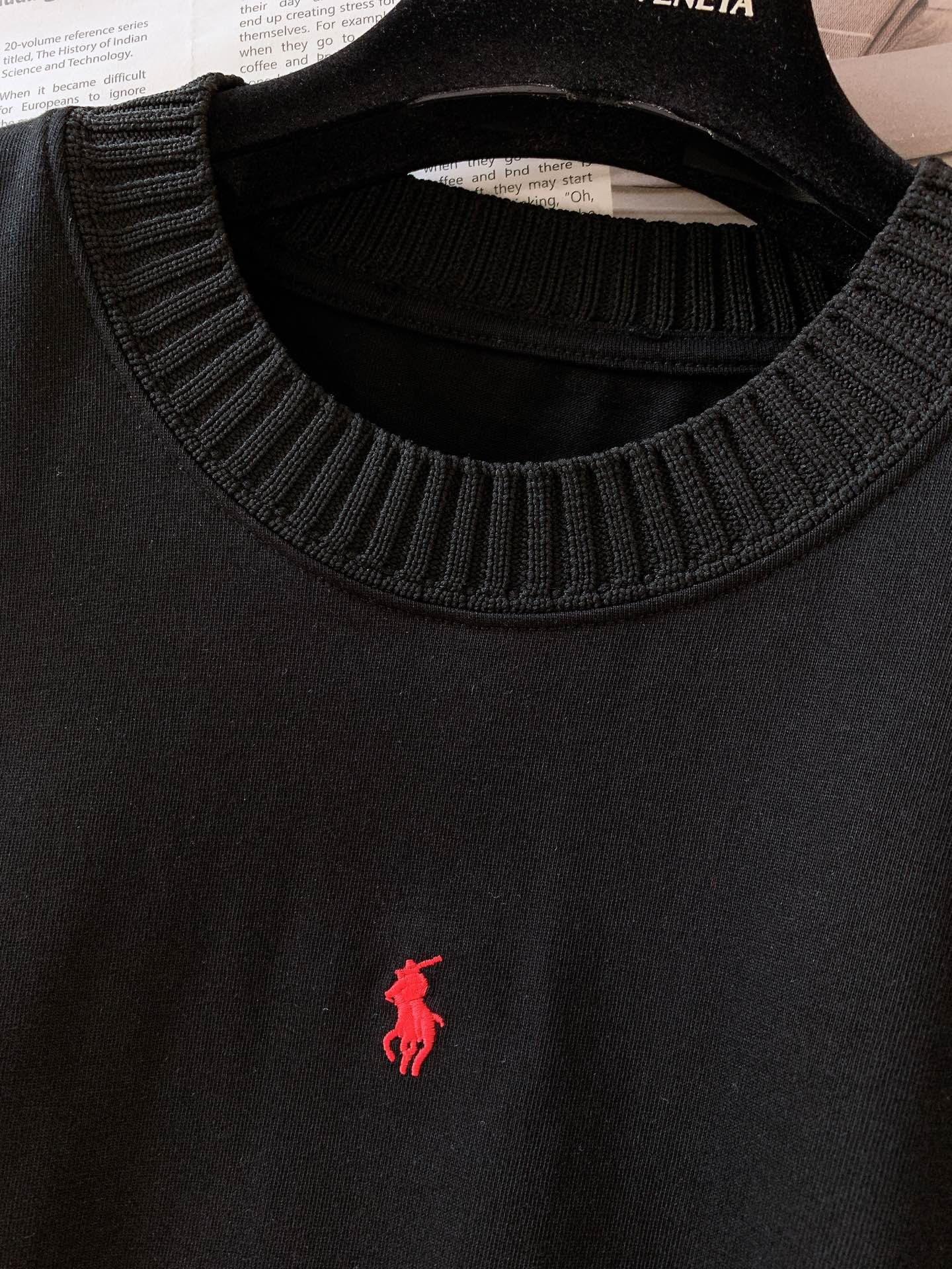 
Polo 保罗 2025SS春夏新品
经典纯色调，干净利落，自带清爽氛围🍃

领口是精致罗纹设计，细腻
