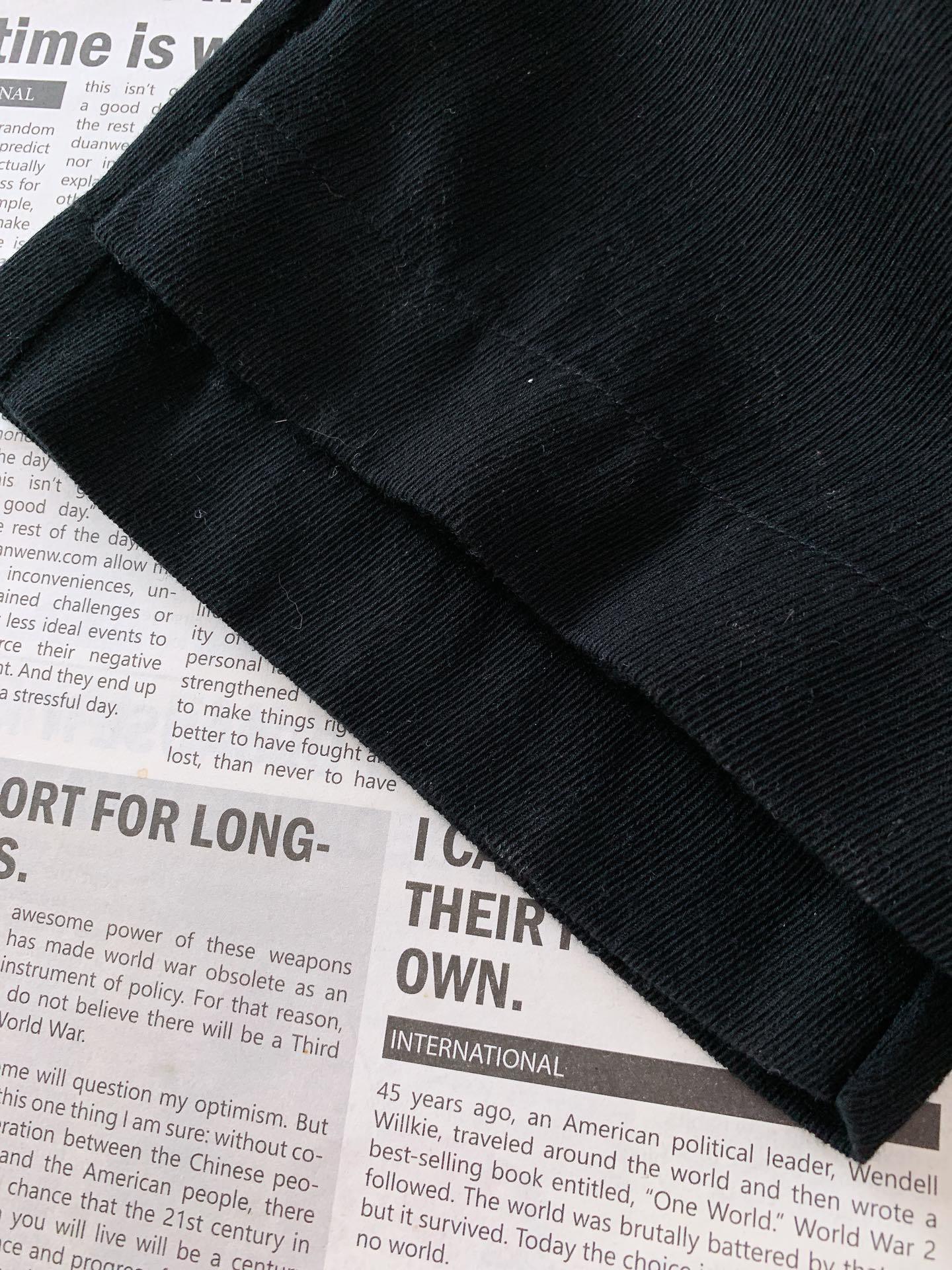 Ermenegildo Zegna 杰尼亚 2025SS春夏新品
新款羊毛休闲裤
面料成分:88.5