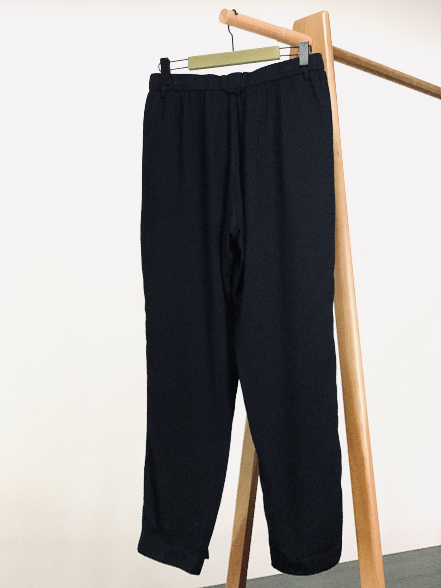 Ermenegildo Zegna 杰尼亚 2025SS春夏新品
新款羊毛休闲裤
面料成分:88.5