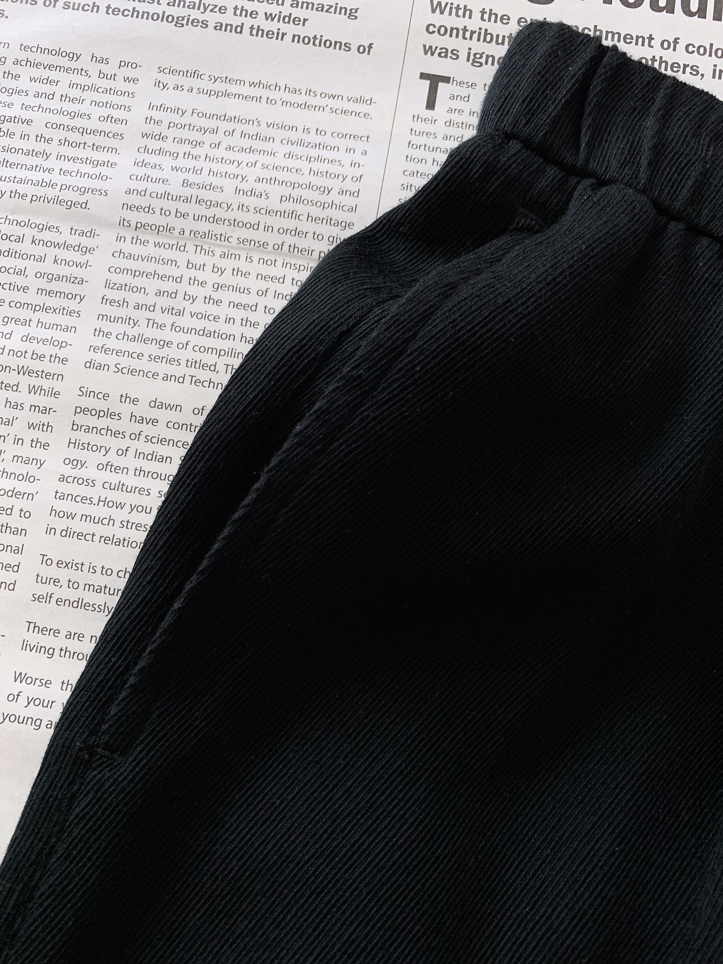 Ermenegildo Zegna 杰尼亚 2025SS春夏新品
新款羊毛休闲裤
面料成分:88.5