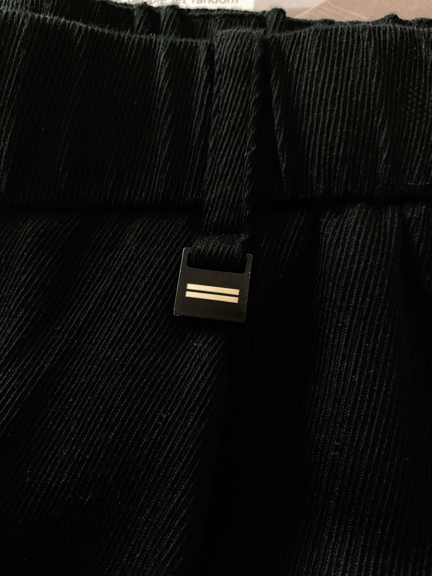 Ermenegildo Zegna 杰尼亚 2025SS春夏新品
新款羊毛休闲裤
面料成分:88.5