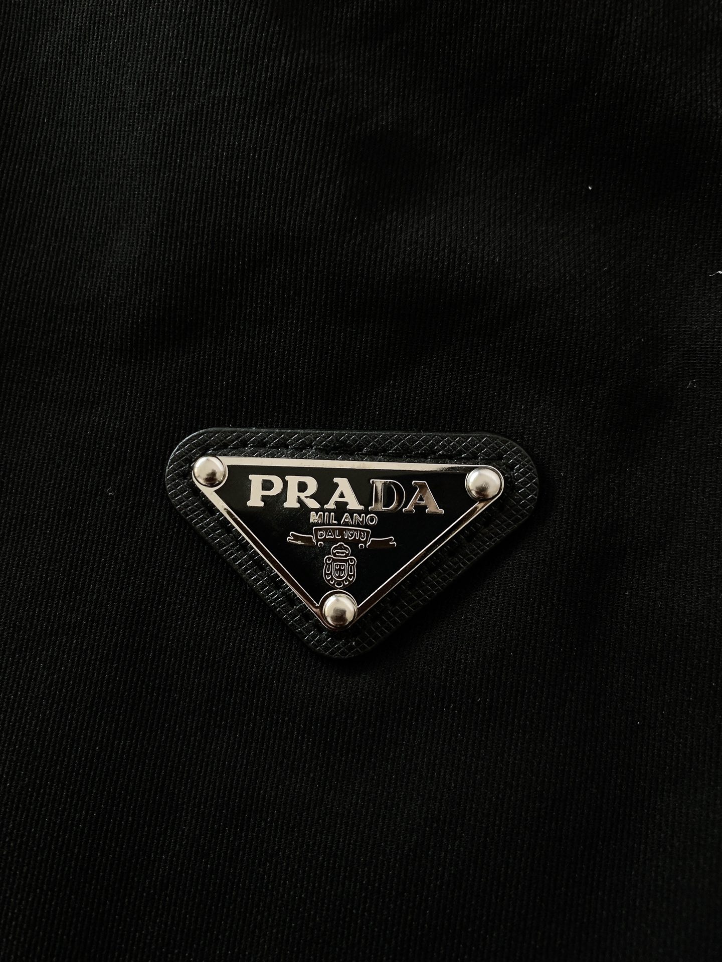 
Prada 普拉达 2025SS春夏新品
复古工装休闲裤，双层针织，定制的面料，客供五金辅料～四季中不