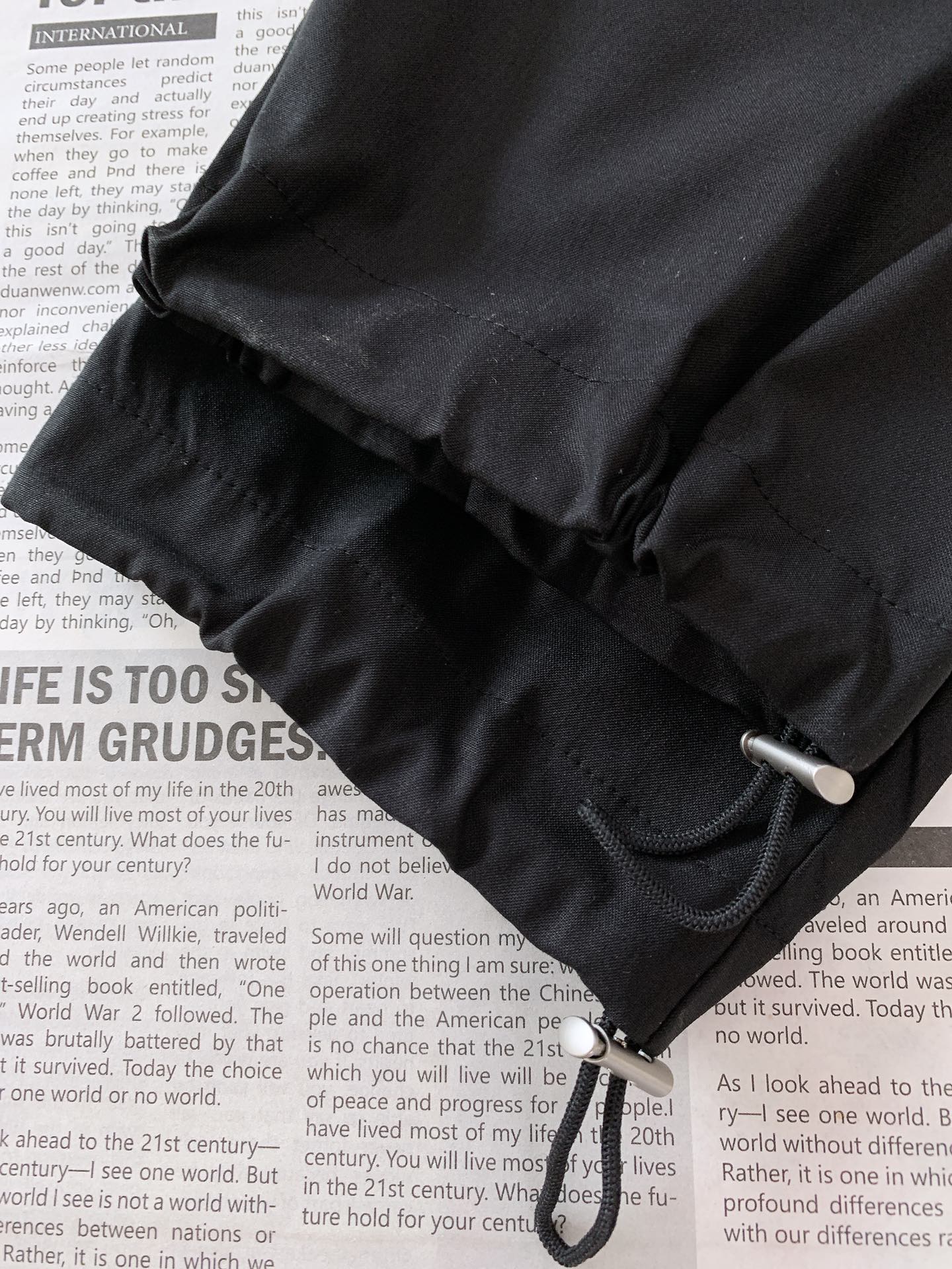 
Prada 普拉达 2025SS春夏新品 
超级舒服！！普拉达天丝麻裤 超薄且细节超级超级多休闲裤  