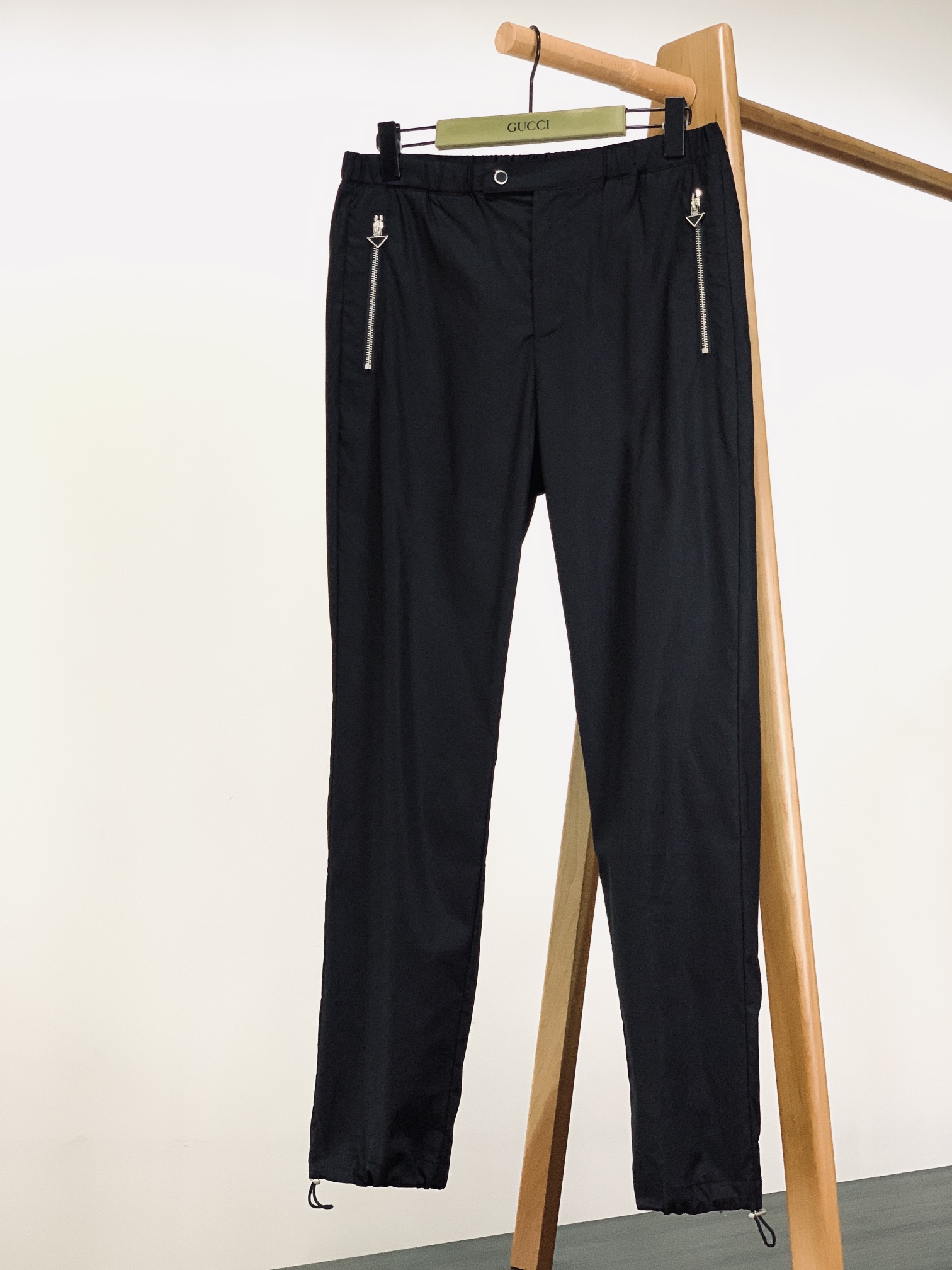 
Prada 普拉达 2025SS春夏新品 
超级舒服！！普拉达天丝麻裤 超薄且细节超级超级多休闲裤  