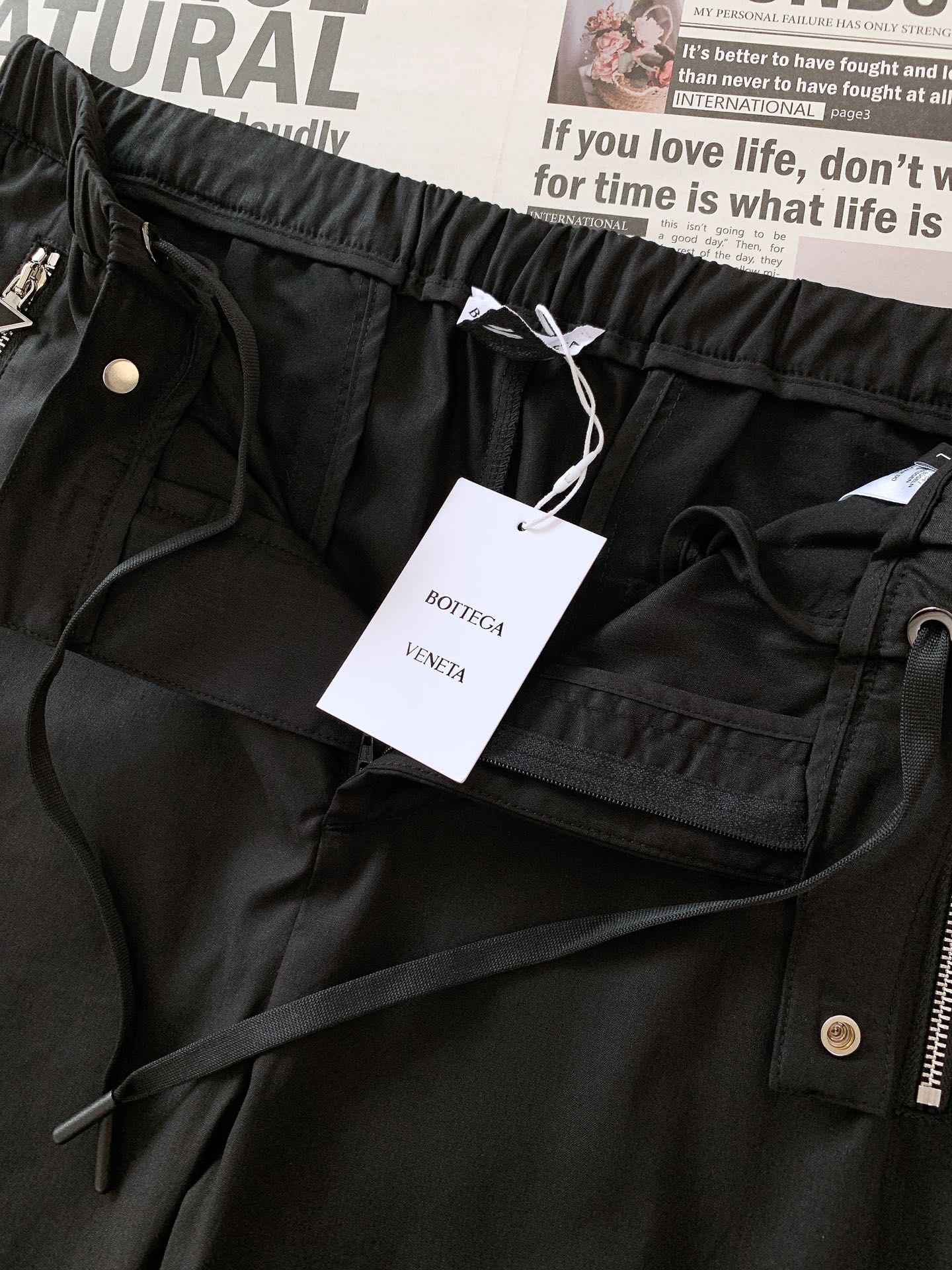
Prada 普拉达 2025SS春夏新品 
超级舒服！！普拉达天丝麻裤 超薄且细节超级超级多休闲裤  